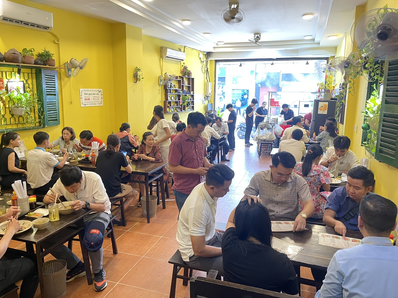 Hủ tiếu Sa Đ&eacute;c ngay trung t&acirc;m TP.HCM: D&igrave; Năm bỏ cơ nghiệp 30 năm l&ecirc;n phố - Ảnh 2.