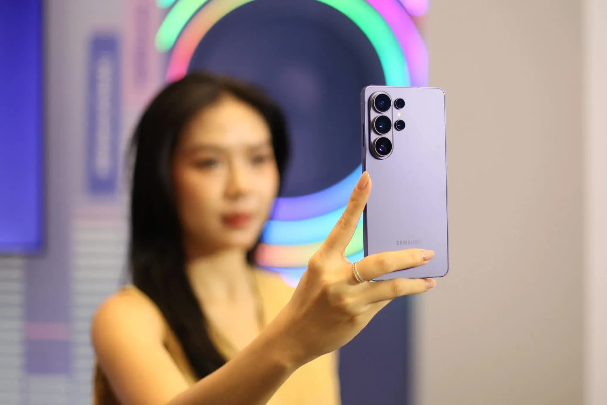 Lý do nhiều điện thoại Samsung phát ra tiếng lạch cạch khi lắc? - Ảnh 1.