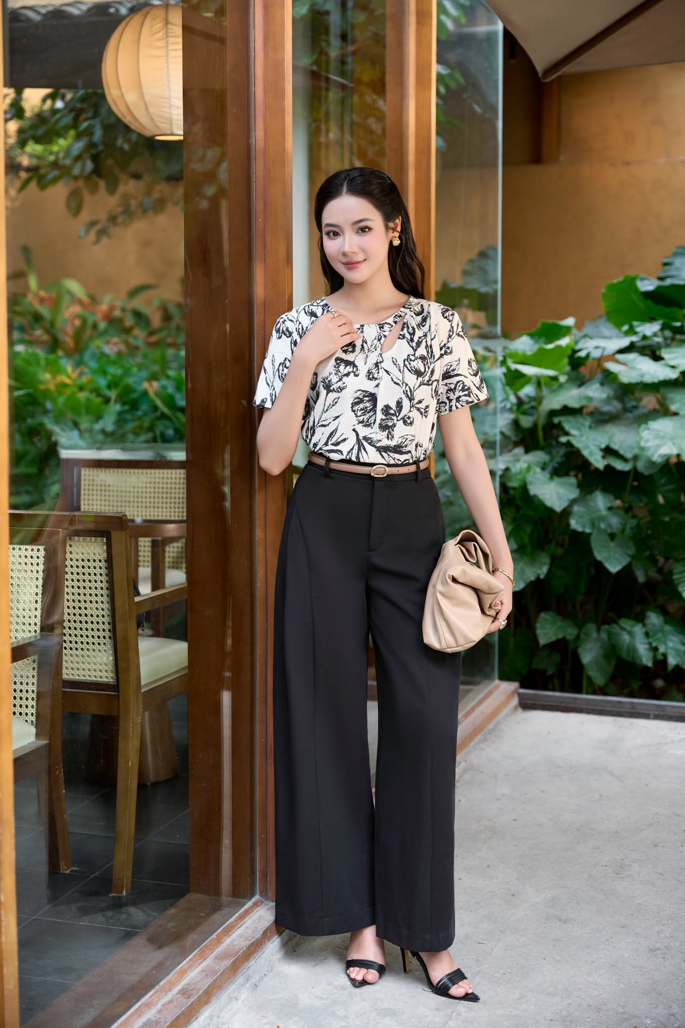 Tuyệt chiêu phối đồ công sở mùa hè: Vừa mát lịm vừa thanh lịch chuẩn mực- Ảnh 7. Tuyệt chiêu phối đồ công sở mùa hè: Vừa mát lịm vừa thanh lịch chuẩn mực- Ảnh 7.