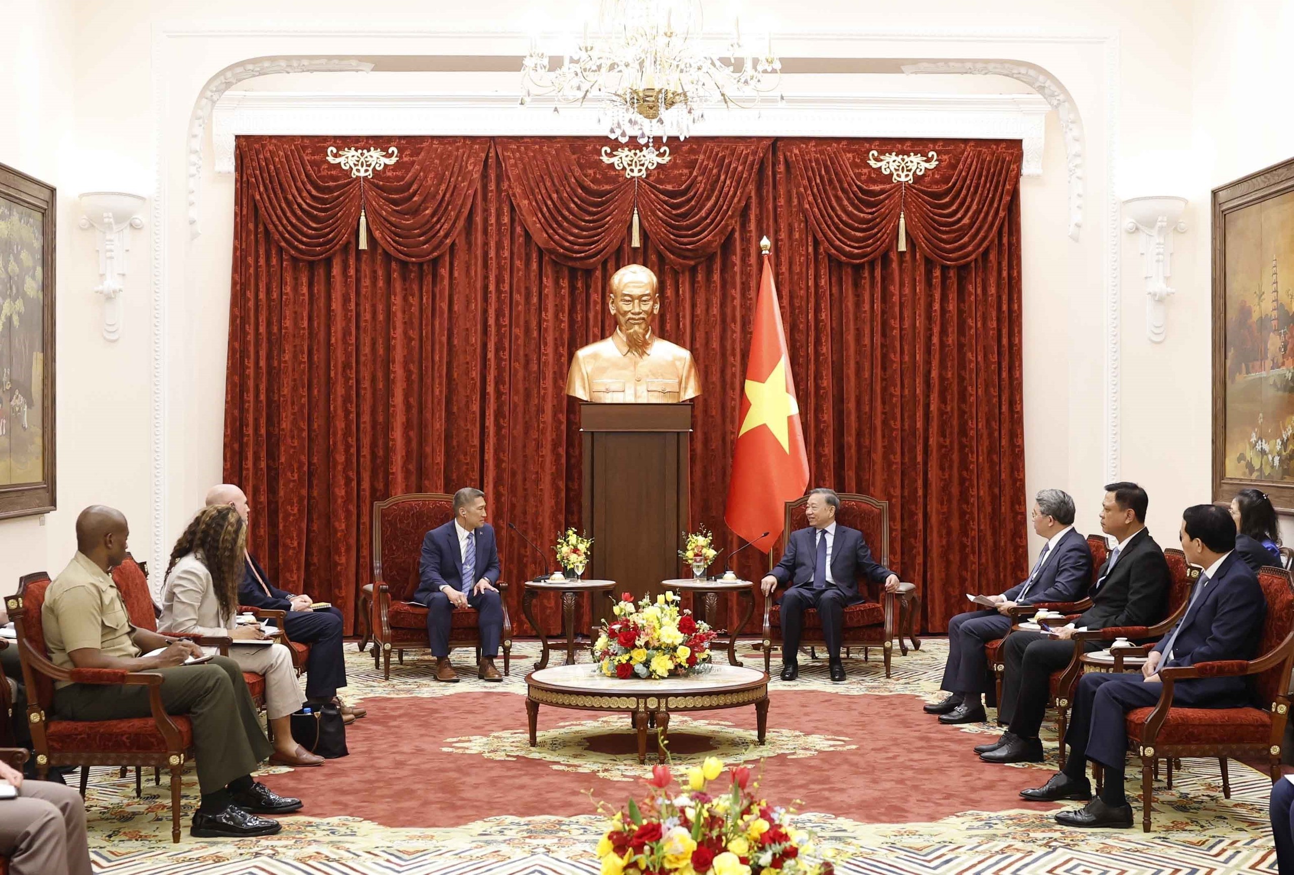Tổng Bí thư, Chủ tịch nước Tô Lâm tiếp Quyền Bộ trưởng Hải quân Mỹ Hùng Cao- Ảnh 2. Tổng Bí thư, Chủ tịch nước Tô Lâm tiếp Quyền Bộ trưởng Hải quân Mỹ Hùng Cao- Ảnh 2.