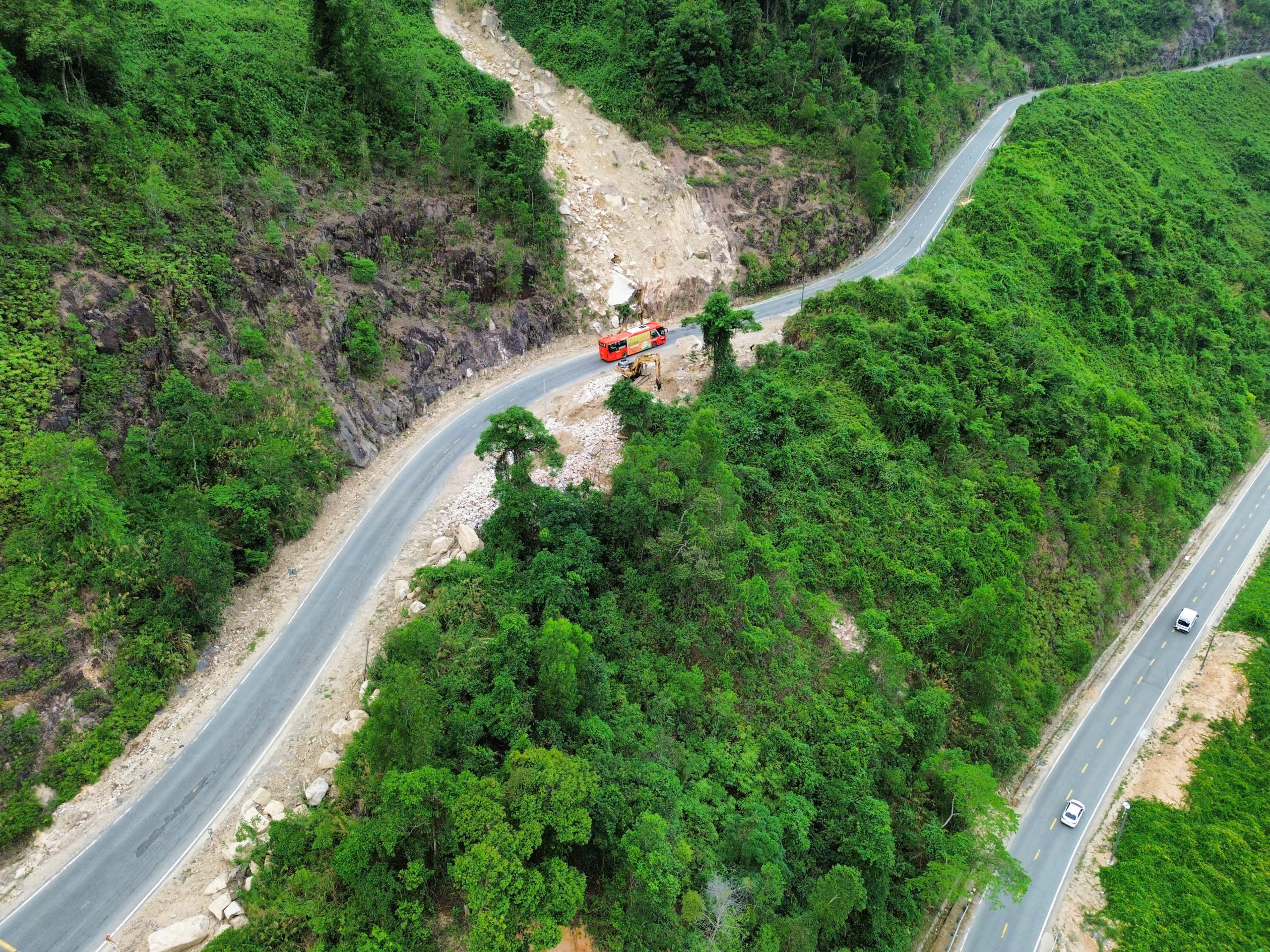 Khẩn trương khắc phục đ&egrave;o Kh&aacute;nh L&ecirc; tr&ecirc;n tuyến Nha Trang - Đ&agrave; Lạt- Ảnh 1.