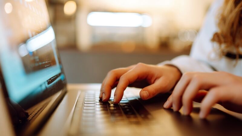 Lý do dân văn phòng vẫn chuộng chuột dù laptop có touchpad? Lý do dân văn phòng vẫn chuộng chuột dù laptop có touchpad? - Ảnh 1.