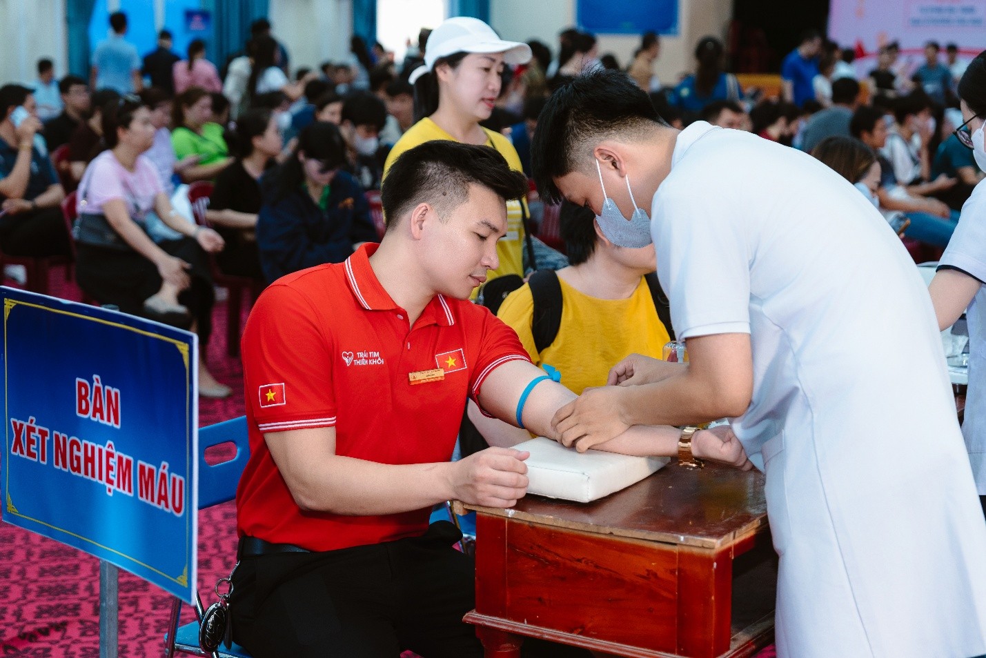 Thiên Khôi Group tiếp nhận 1.335 đơn vị máu từ Hành trình Đỏ 2026 2 Thiên Khôi Group tiếp nhận 1.335 đơn vị máu từ Hành trình Đỏ 2026 - Ảnh 2.