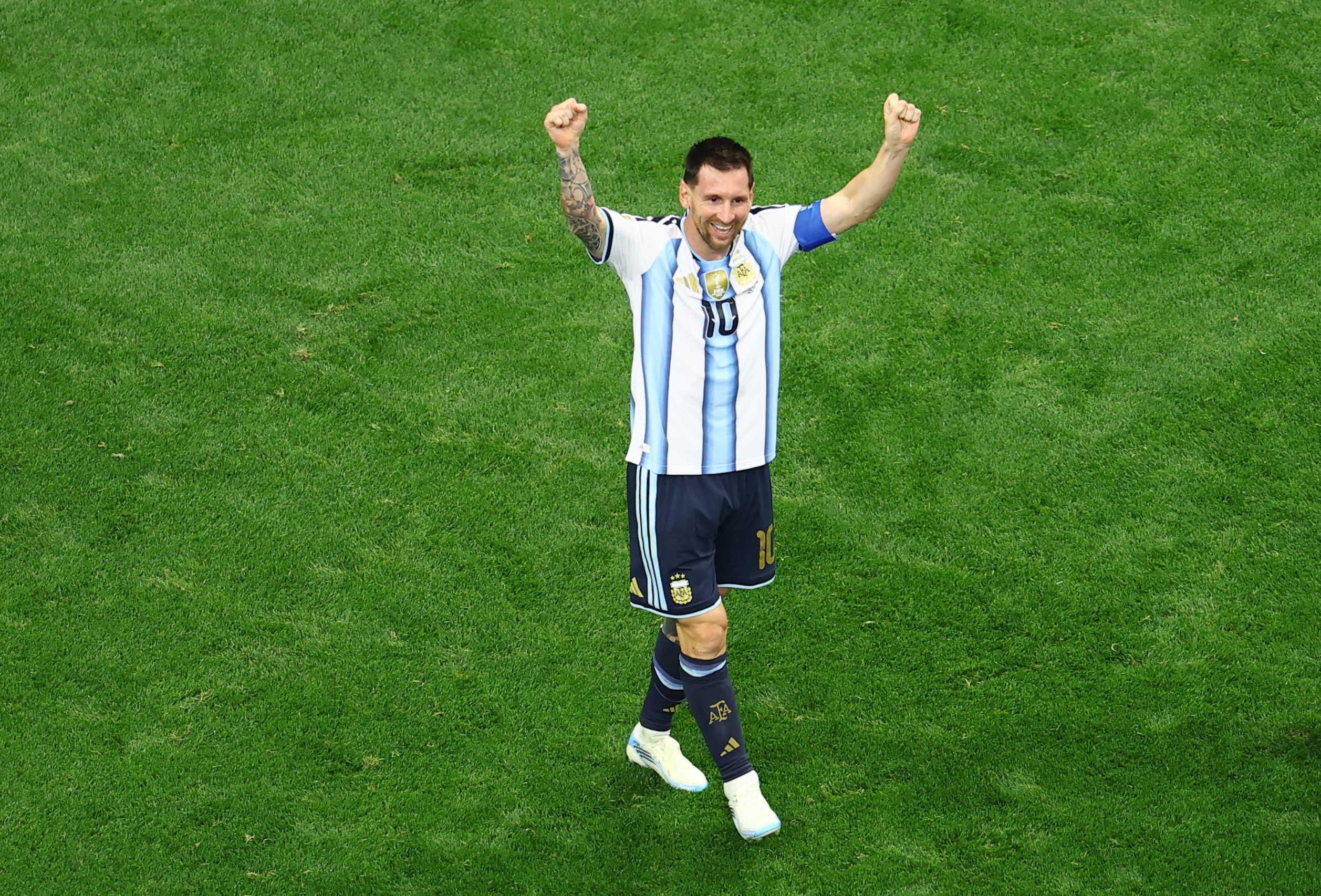 Messi và nghịch lý giữa dòng chảy bóng đá hiện đại - Ảnh 2.