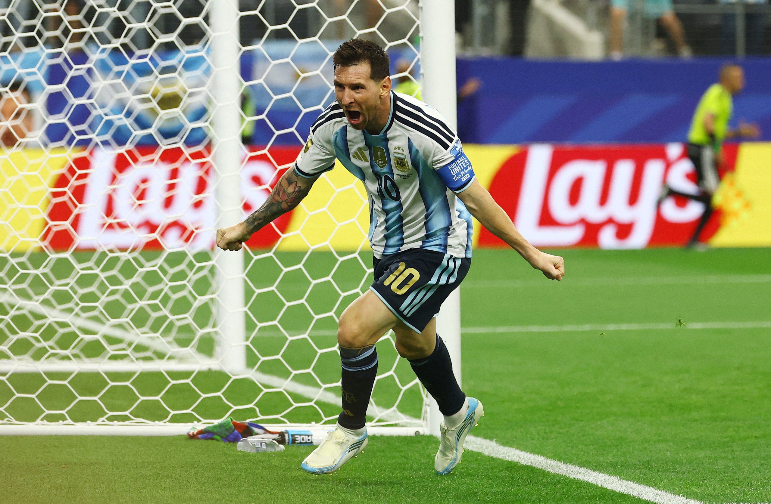 Messi và nghịch lý giữa dòng chảy bóng đá hiện đại - Ảnh 1.