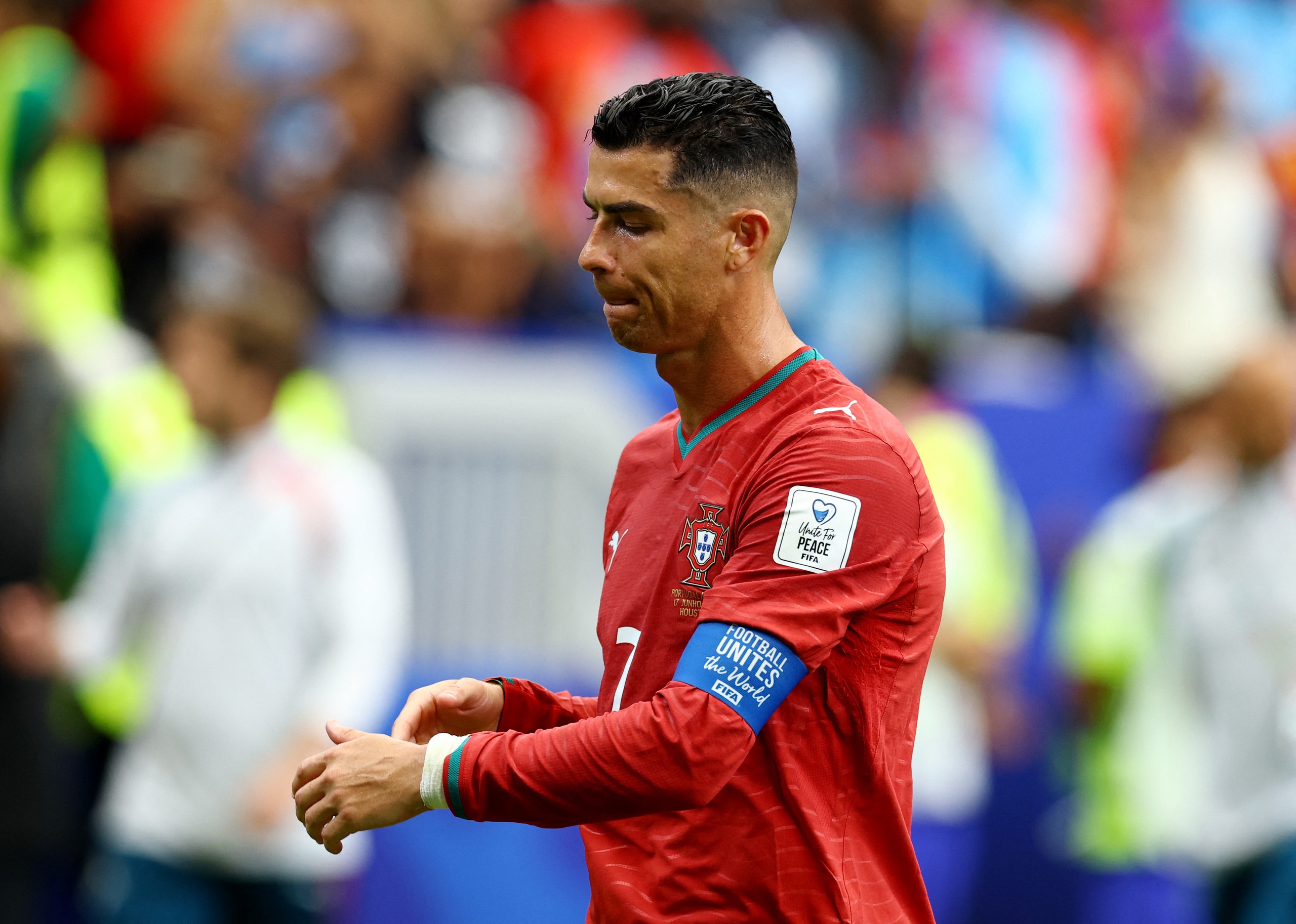 Messi càng thăng hoa, những câu hỏi dành cho Ronaldo càng nhiều - Ảnh 1. Messi càng thăng hoa, những câu hỏi dành cho Ronaldo càng nhiều - Ảnh 1.