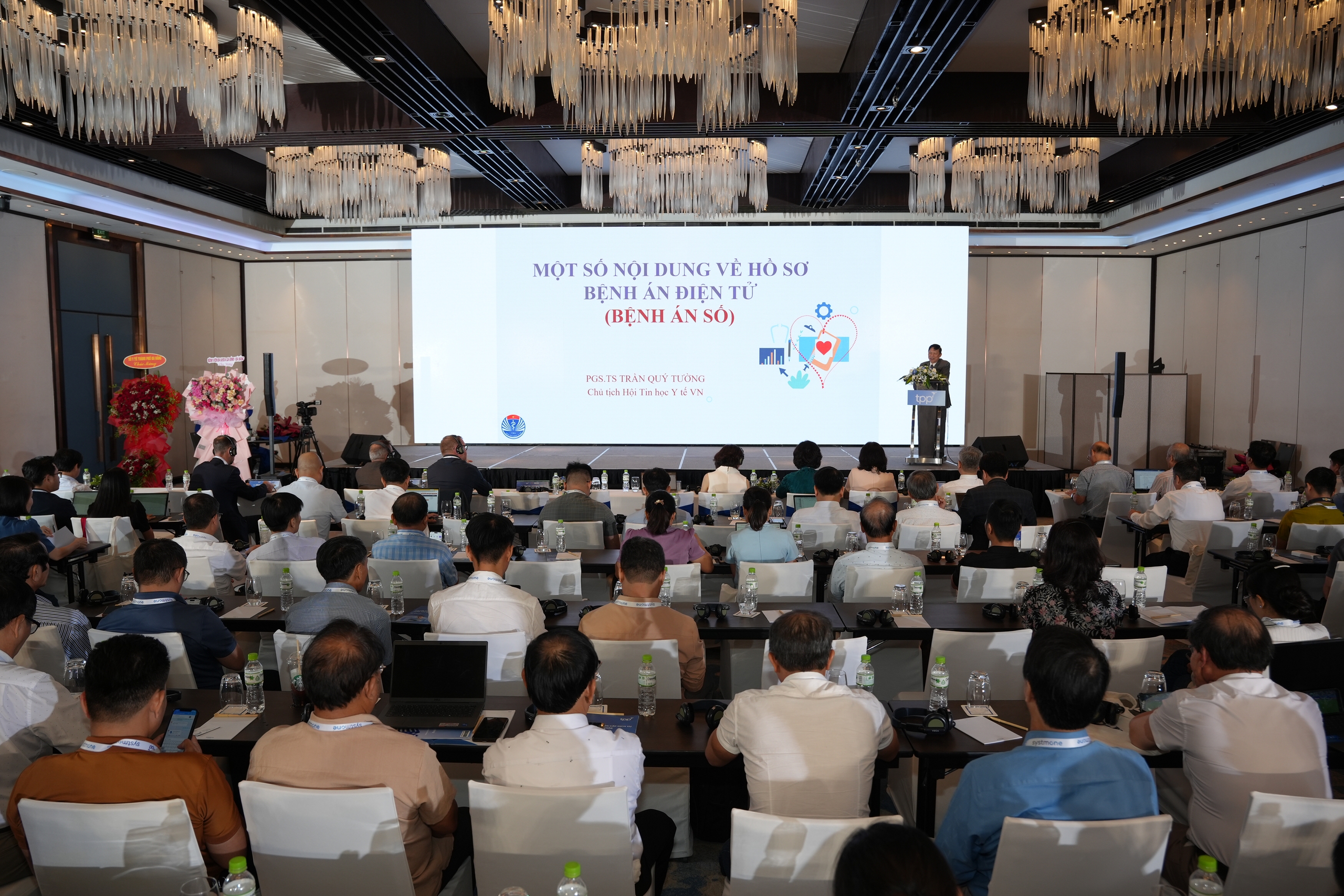 Chuyên gia quốc tế: 'Xây thêm bệnh viện hay đào tạo thêm nhân lực là chưa đủ...' - Ảnh 4.