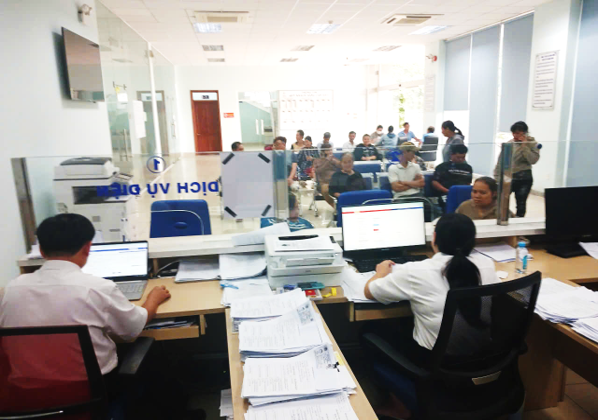 Ph&iacute;a sau d&ograve;ng điện kh&ocirc;ng gi&aacute;n đoạn l&agrave; những hy sinh thầm lặng - Ảnh 2.