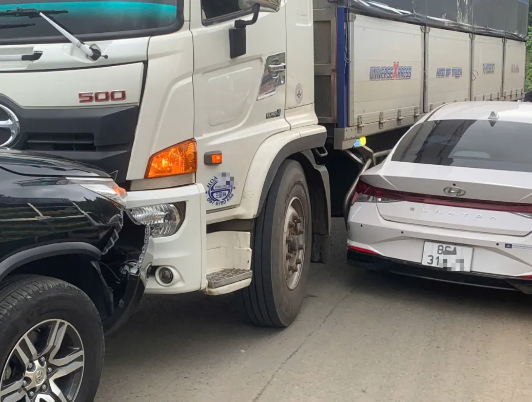 Tai nạn liên hoàn ở quốc lộ 28B, ùn tắc trên đỉnh đèo Đại Ninh- Ảnh 1.