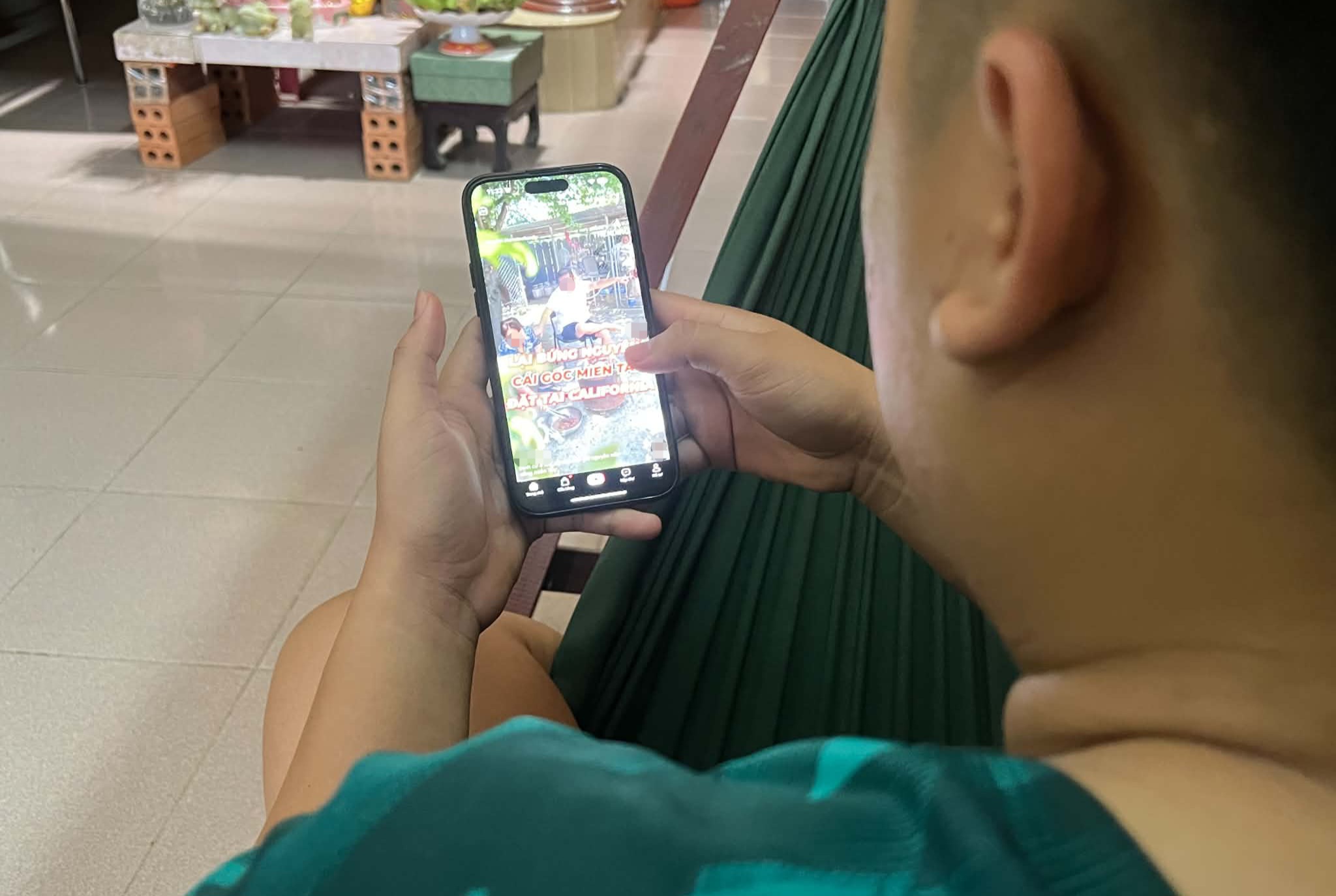 Nghiện lướt video ngắn: Tác hại và 4 lời khuyên từ bác sĩ - Ảnh 1.