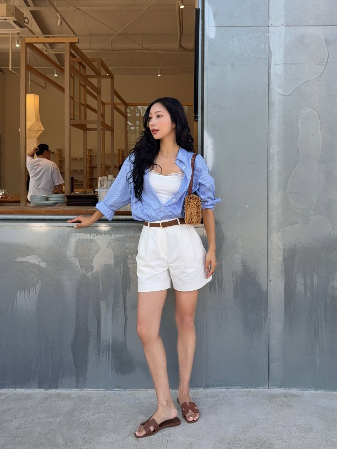 Từ quần shorts trắng đến denim, dấu ấn c&aacute; t&iacute;nh cho ng&agrave;y nắng- Ảnh 2.