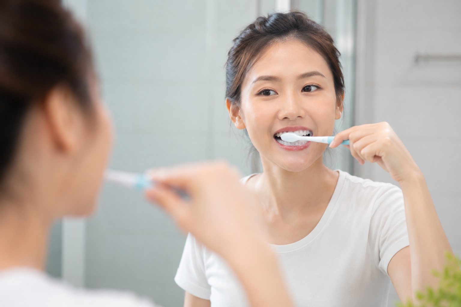 Chuyên gia nha khoa hé lộ ‘quy tắc 2 - 2’ khi đánh răng - Ảnh 1.