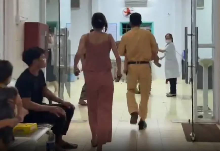 Sốt cao bị co giật, một cháu bé được CSGT mở đường đi cấp cứu- Ảnh 2.