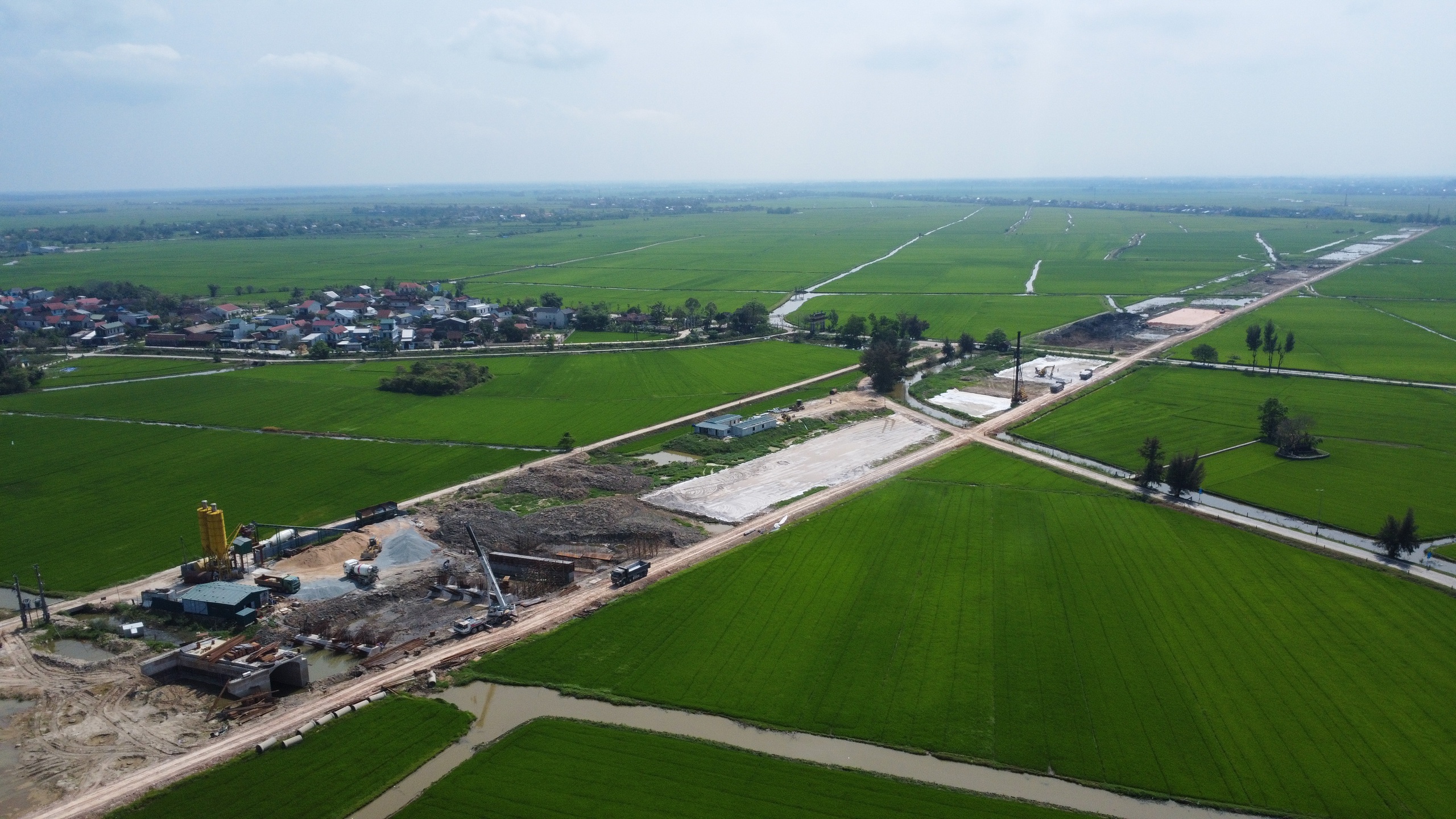  Chậm thi công đường nghìn tỉ, doanh nghiệp bị chấm dứt hợp đồng và xử phạt- Ảnh 1.
