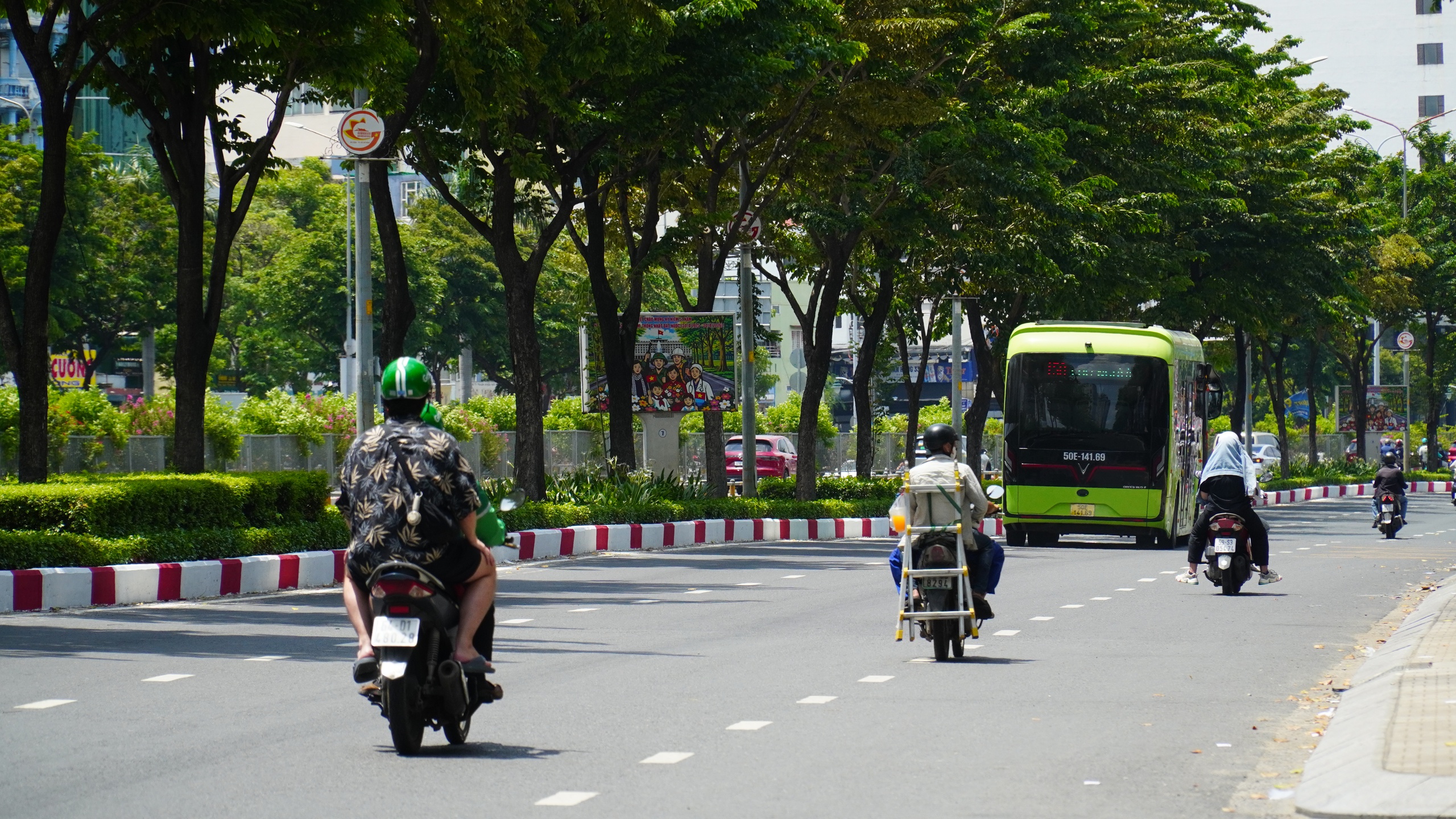 TP.HCM vẫn oi n&oacute;ng như đỉnh điểm m&ugrave;a kh&ocirc;: Người d&acirc;n vất vả dưới nắng gắt - Ảnh 2.