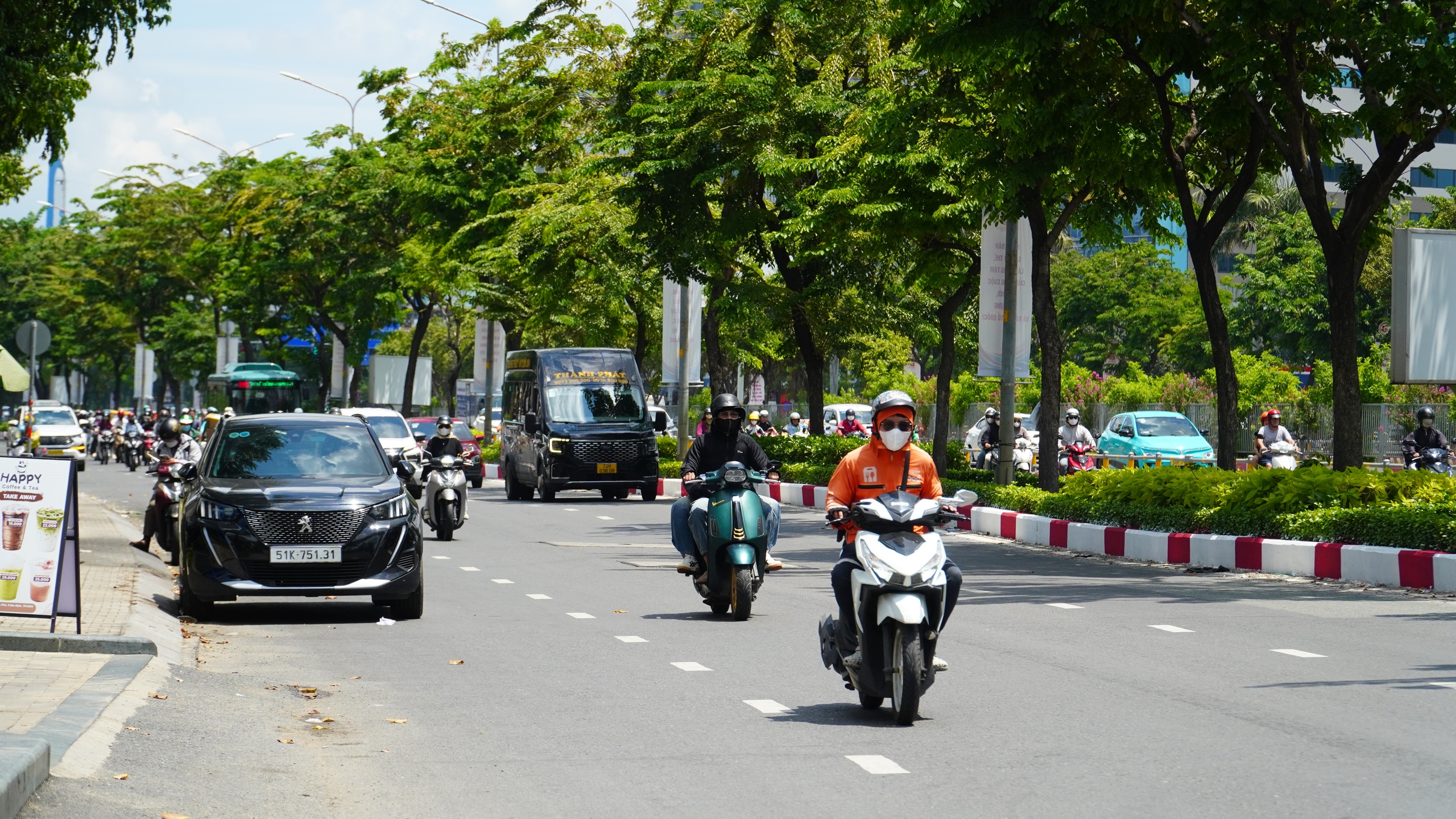 TP.HCM vẫn oi n&oacute;ng như đỉnh điểm m&ugrave;a kh&ocirc;: Người d&acirc;n vất vả dưới nắng gắt - Ảnh 1.