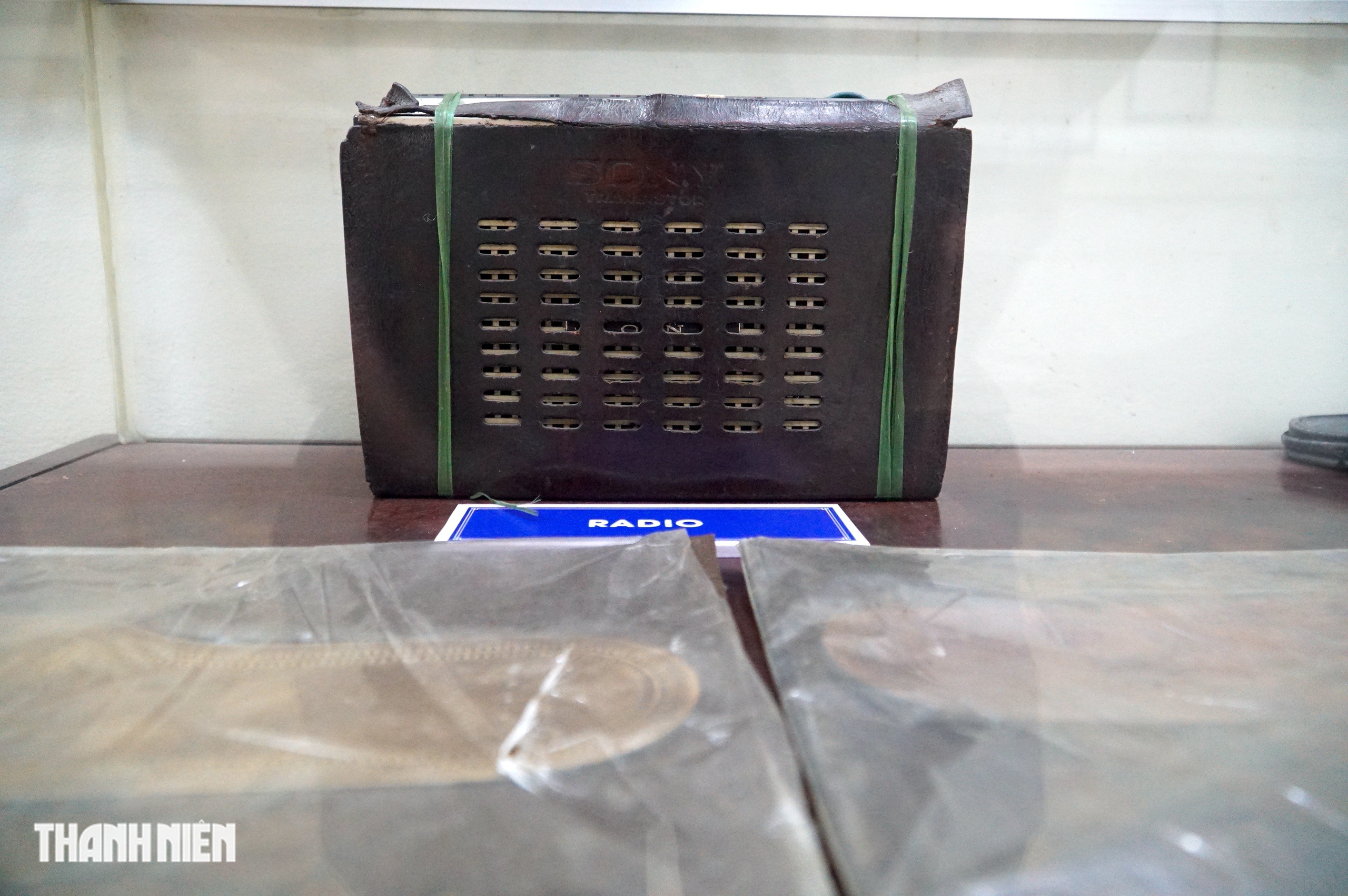 Căn nh&agrave; của thợ gi&agrave;y ở TP.HCM c&oacute; hầm b&iacute; mật chứa vũ kh&iacute; thời kh&aacute;ng chiến - Ảnh 10.