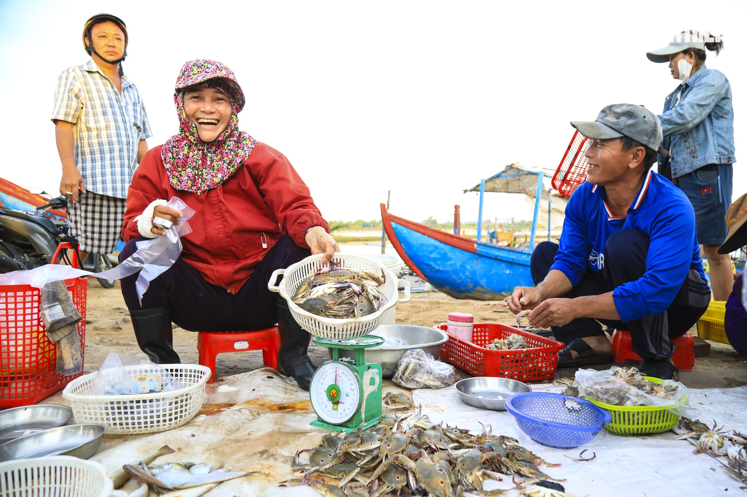 Rạng s&aacute;ng ở Cửa Lở: Hải sản tươi roi r&oacute;i theo t&agrave;u c&aacute; về bến- Ảnh 7.