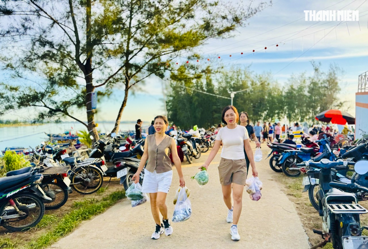 Rạng s&aacute;ng ở Cửa Lở: Hải sản tươi roi r&oacute;i theo t&agrave;u c&aacute; về bến- Ảnh 9.