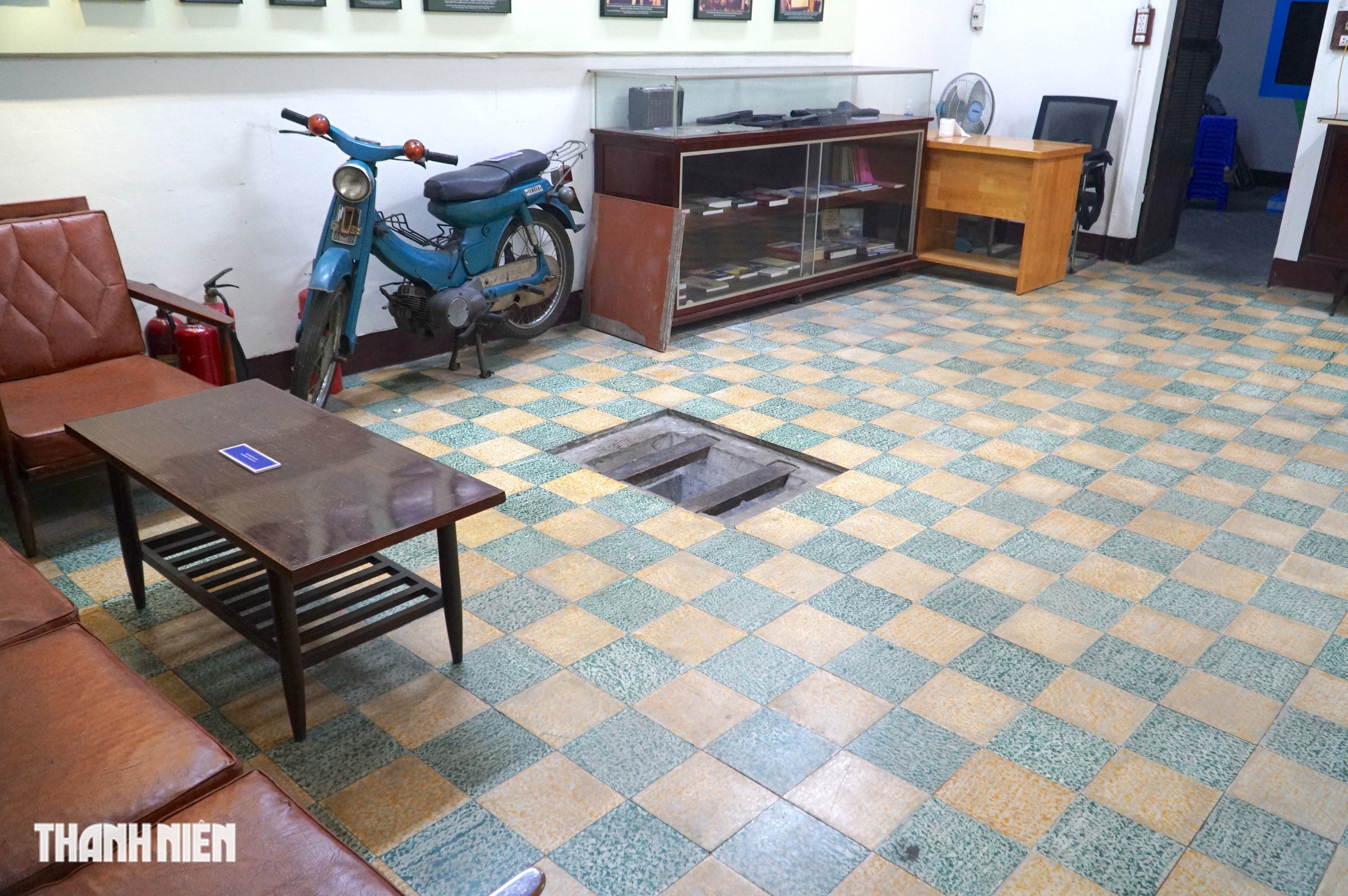 Căn nh&agrave; của thợ gi&agrave;y ở TP.HCM c&oacute; hầm b&iacute; mật chứa vũ kh&iacute; thời kh&aacute;ng chiến - Ảnh 2.