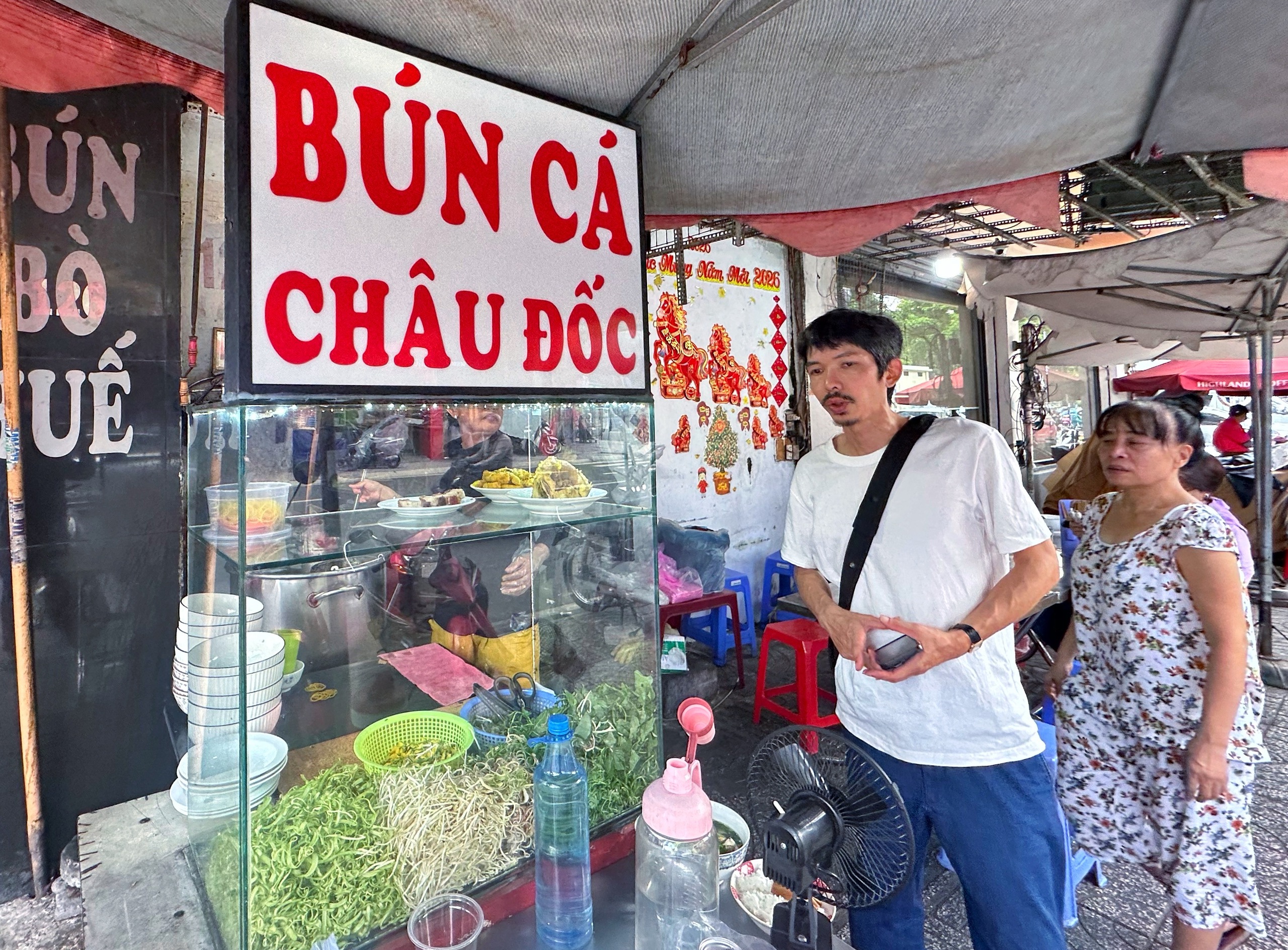 Ăn b&uacute;n c&aacute; Ch&acirc;u Đốc nổi tiếng trung t&acirc;m TP.HCM, t&igrave;m giai thoại 'ng&agrave;y xửa ng&agrave;y xưa' - Ảnh 2.