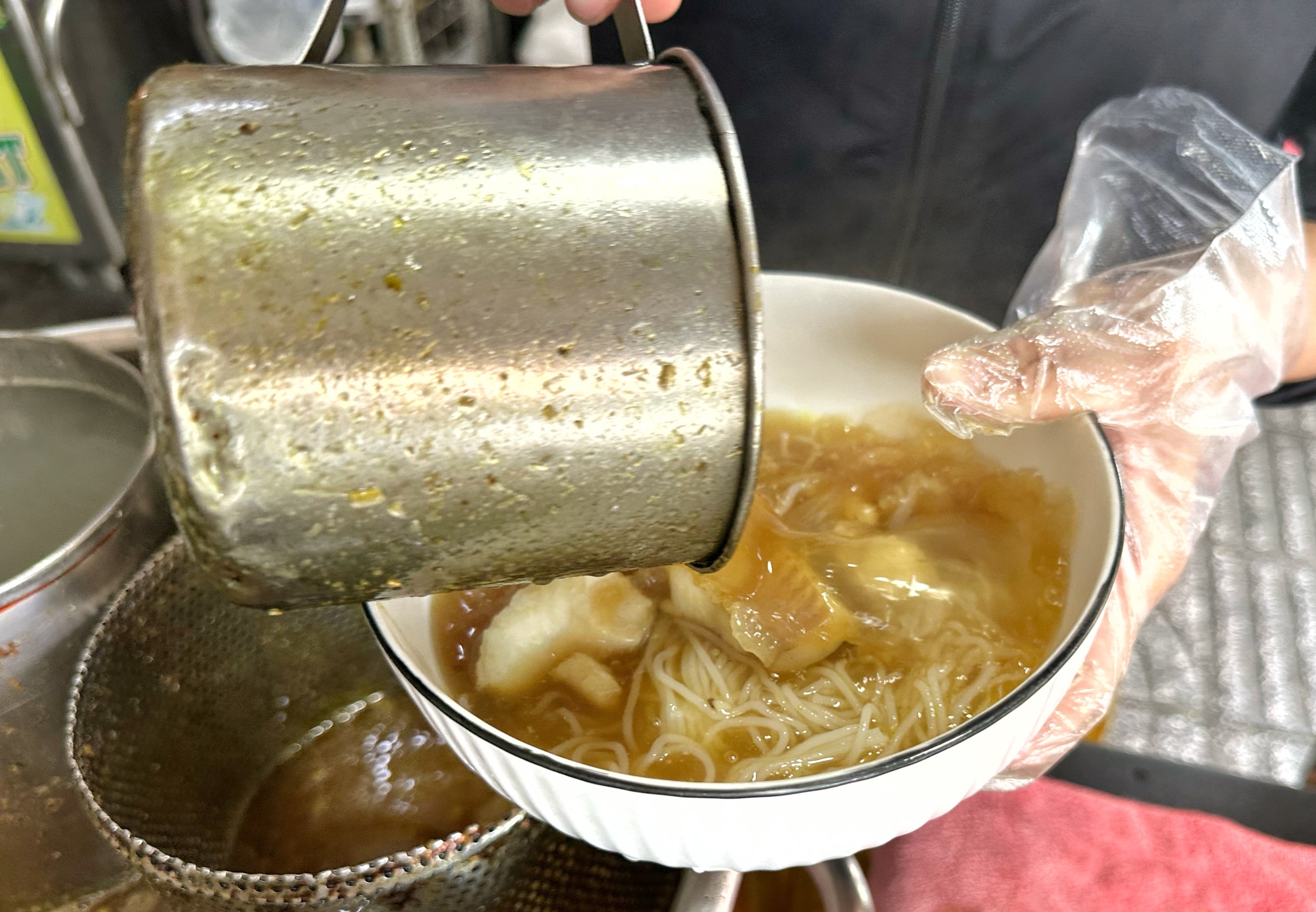 Ăn bún cá Châu Đốc nổi tiếng trung tâm TP.HCM, tìm giai thoại 'ngày xửa ngày xưa' - Ảnh 4.