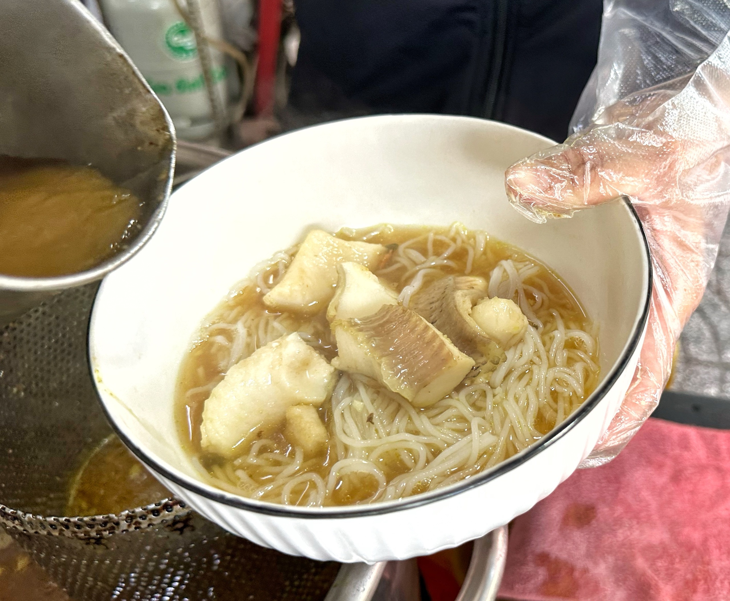 Ăn b&uacute;n c&aacute; Ch&acirc;u Đốc nổi tiếng trung t&acirc;m TP.HCM, t&igrave;m giai thoại 'ng&agrave;y xửa ng&agrave;y xưa' - Ảnh 3.