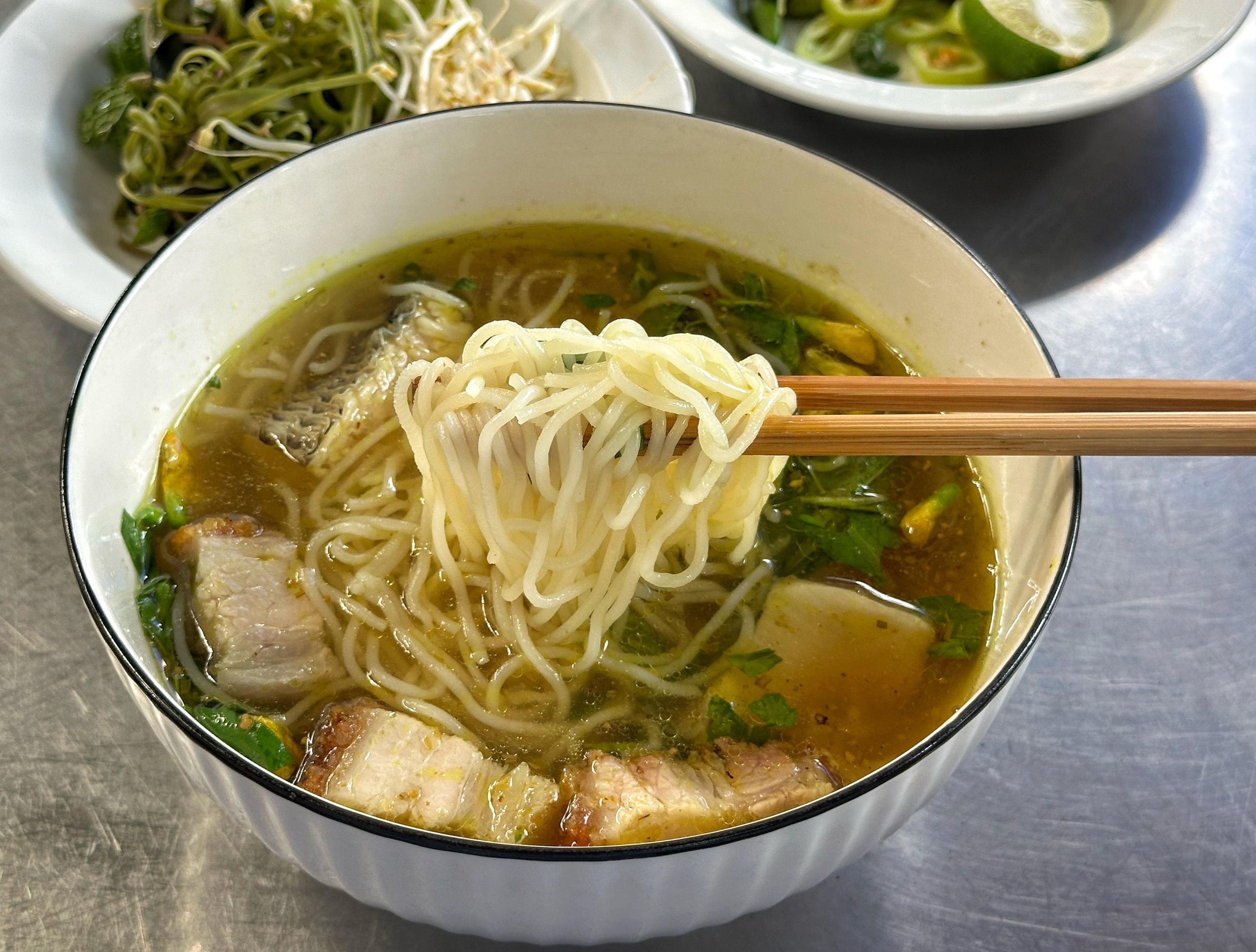 Ăn bún cá Châu Đốc nổi tiếng trung tâm TP.HCM, tìm giai thoại 'ngày xửa ngày xưa' - Ảnh 6.