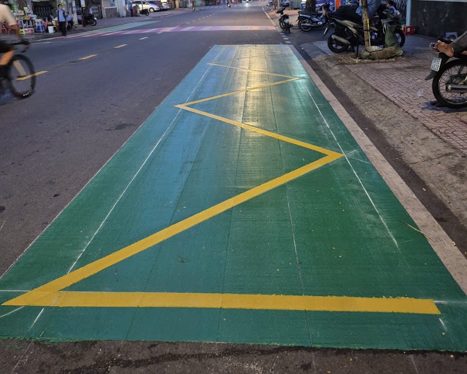 Mảng sơn phản quang m&agrave;u xanh xuất hiện tr&ecirc;n nhiều tuyến đường TP.HCM d&ugrave;ng để l&agrave;m g&igrave;?- Ảnh 2.