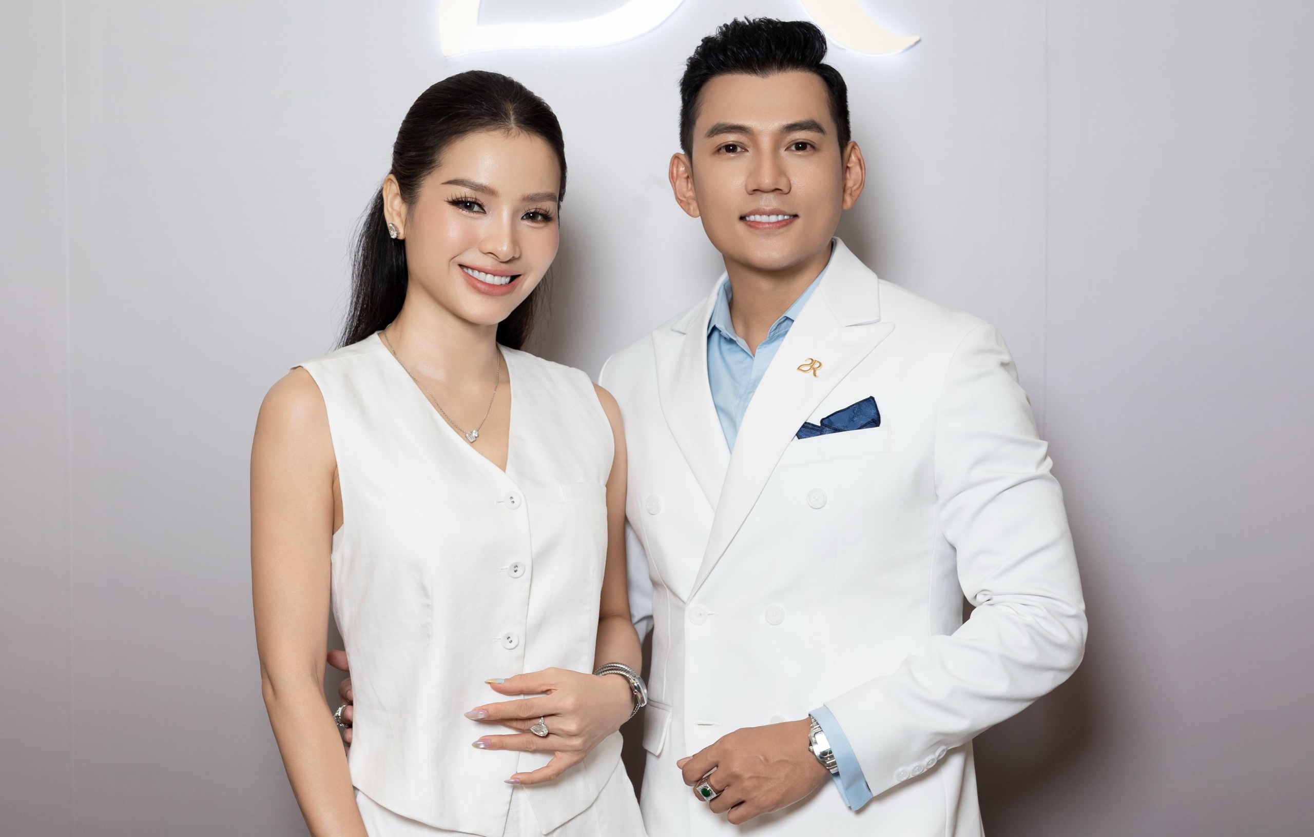 Phương Trinh Jolie rạng rỡ đến ủng hộ chồng k&eacute;m tuổi lấn s&acirc;n sang kinh doanh - Ảnh 1.