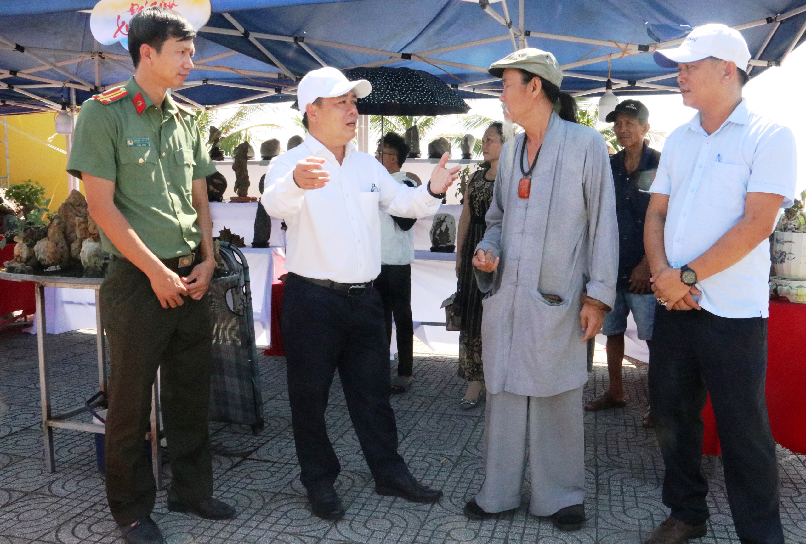 Lạc v&agrave;o thế giới đ&aacute; nghệ thuật giữa biển Tam Thanh- Ảnh 1.