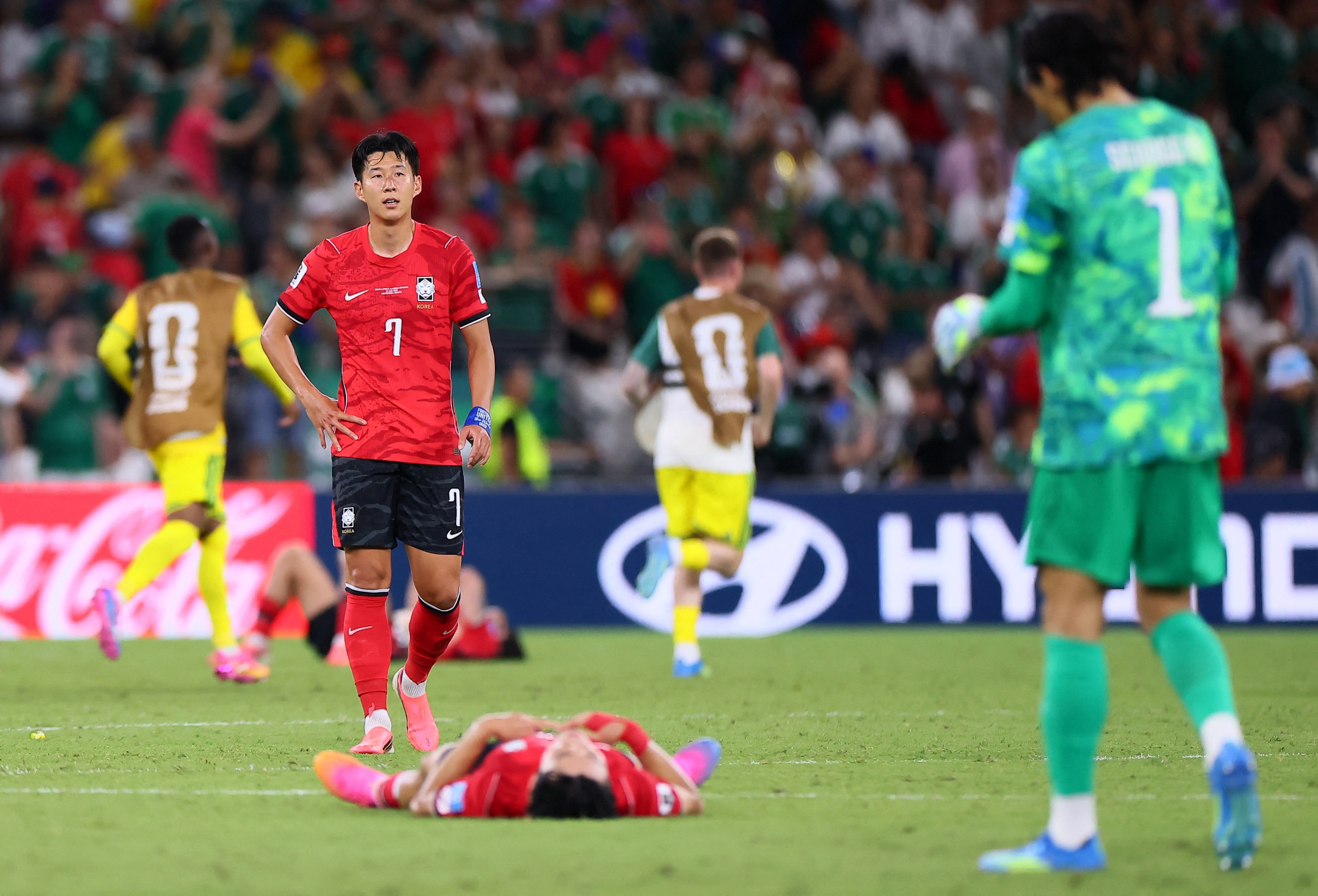 Cảm x&uacute;c tr&aacute;i ngược: Son Heung-min v&agrave; H&agrave;n Quốc suy sụp, Nam Phi mở hội - Ảnh 9.