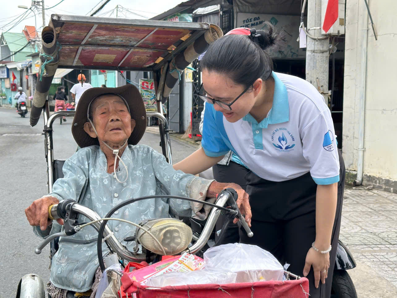 Hai người trẻ, một m&agrave;u &aacute;o xanh v&agrave; h&agrave;nh tr&igrave;nh sống v&igrave; cộng đồng - Ảnh 5.