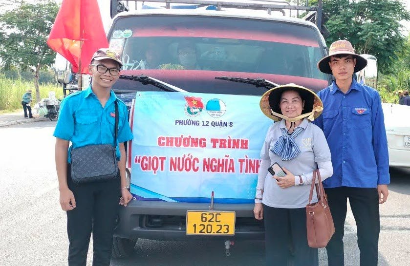 Hai người trẻ, một m&agrave;u &aacute;o xanh v&agrave; h&agrave;nh tr&igrave;nh sống v&igrave; cộng đồng - Ảnh 2.