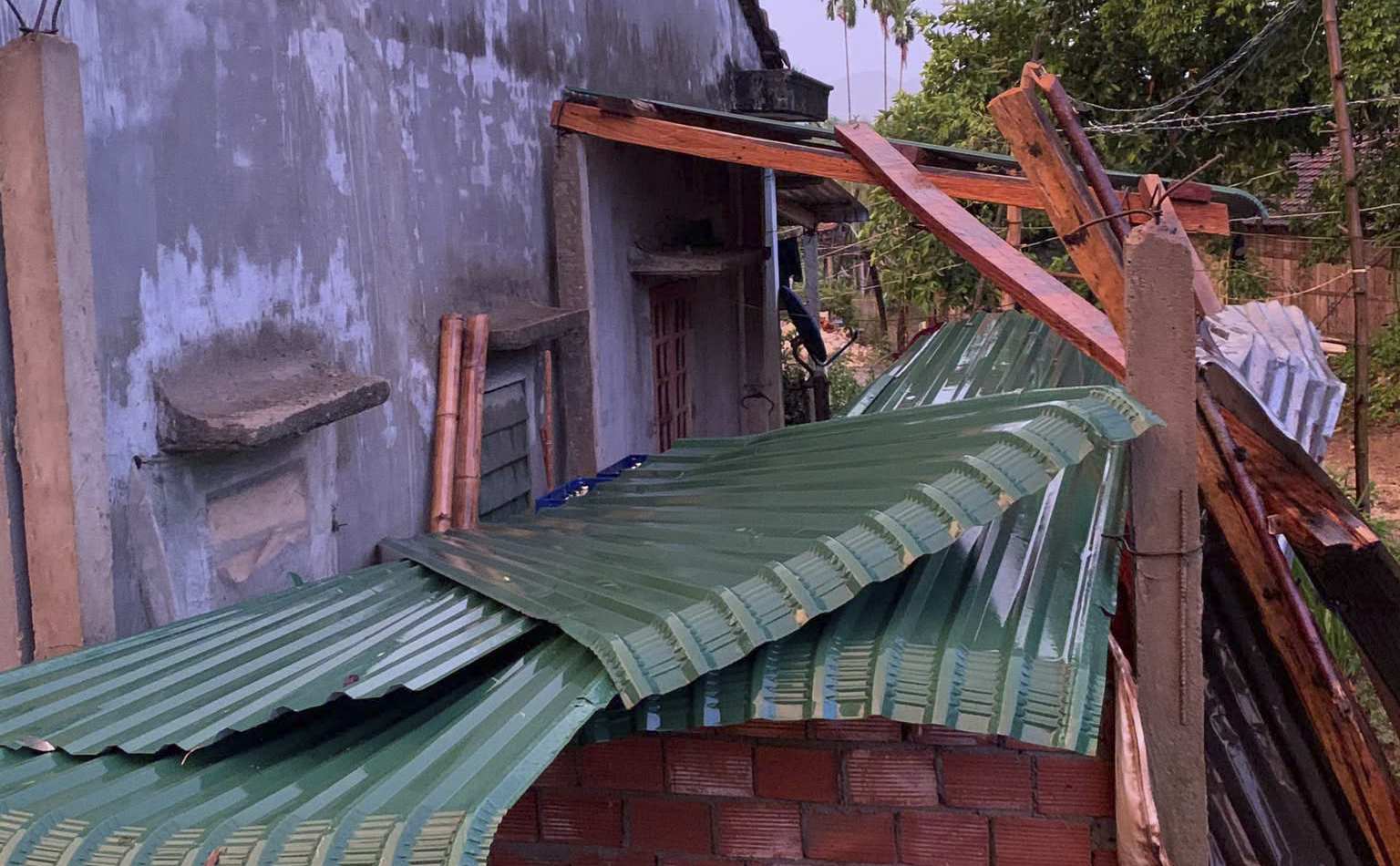 Mưa giông kèm gió lốc làm nhiều nhà dân ở Quảng Ngãi tốc mái, hư hỏng- Ảnh 2.
