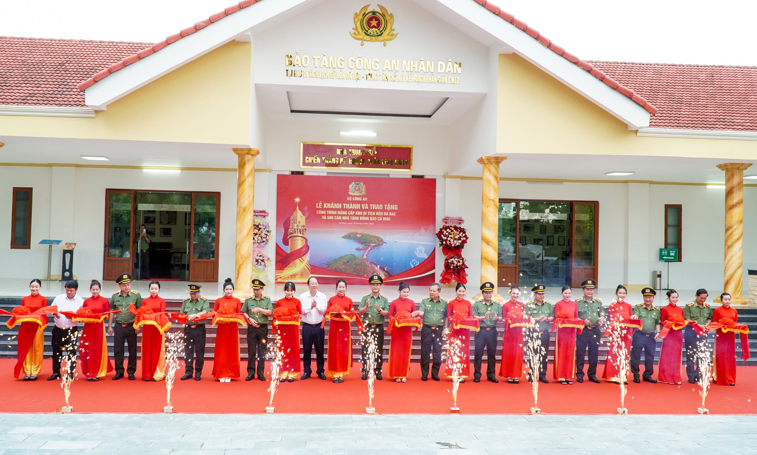 Bộ Công an khánh thành Hòn Đá Bạc, bàn giao 500 căn nhà tại Cà Mau   - Ảnh 2.