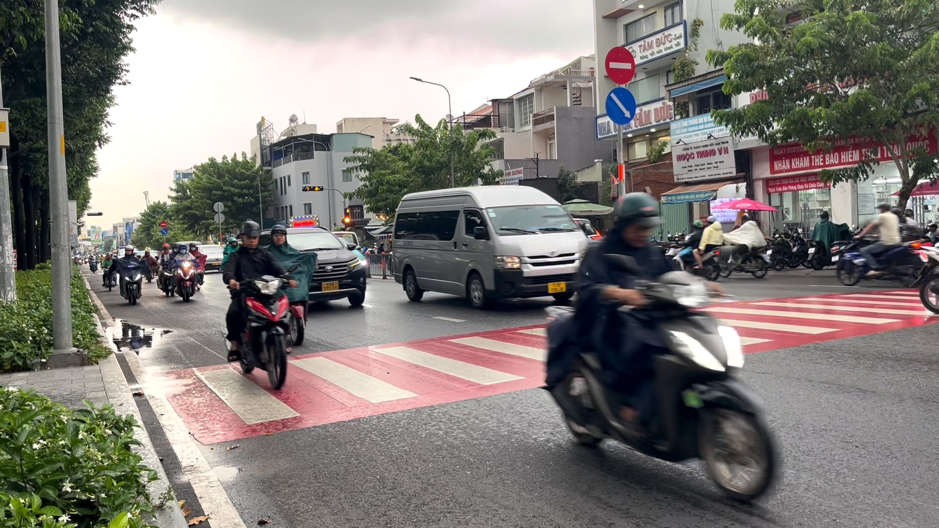 Mưa giải nhiệt ở TP.HCM: Người tr&ocirc;ng ng&oacute;ng, kẻ chật vật - Ảnh 1.