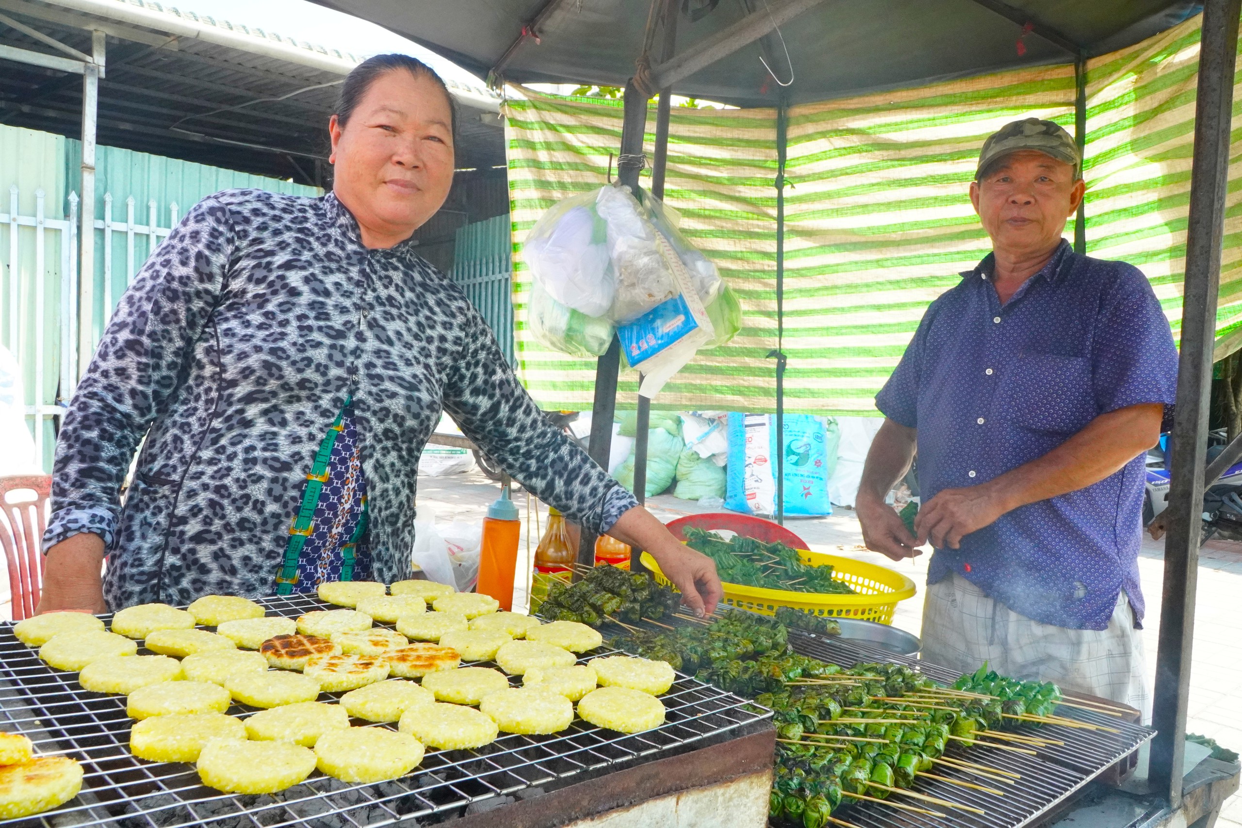 Bò nướng lá cách 32 năm ven quốc lộ: Vợ chồng miền Tây bán giờ "độc" Bò lá cách 32 năm ở khu di tích: Vợ chồng U.70 miền Tây bán giờ ‘độc’ - Ảnh 1.