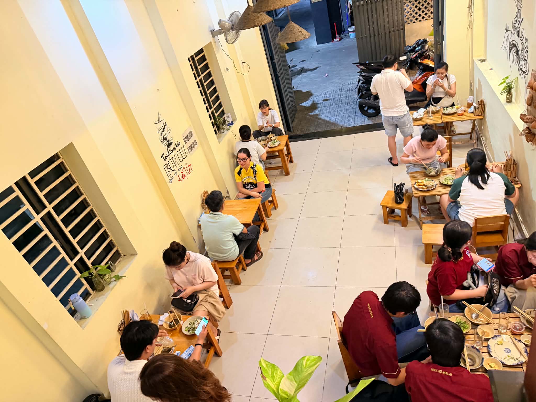 Qu&aacute;n ăn qu&ecirc; nh&agrave; ở TP.HCM sau khi l&ecirc;n B&aacute;o ThanhNi&ecirc;n: 'Đ&oacute;ng cửa sớm v&igrave;&hellip; qu&aacute; đ&ocirc;ng!' - Ảnh 5.