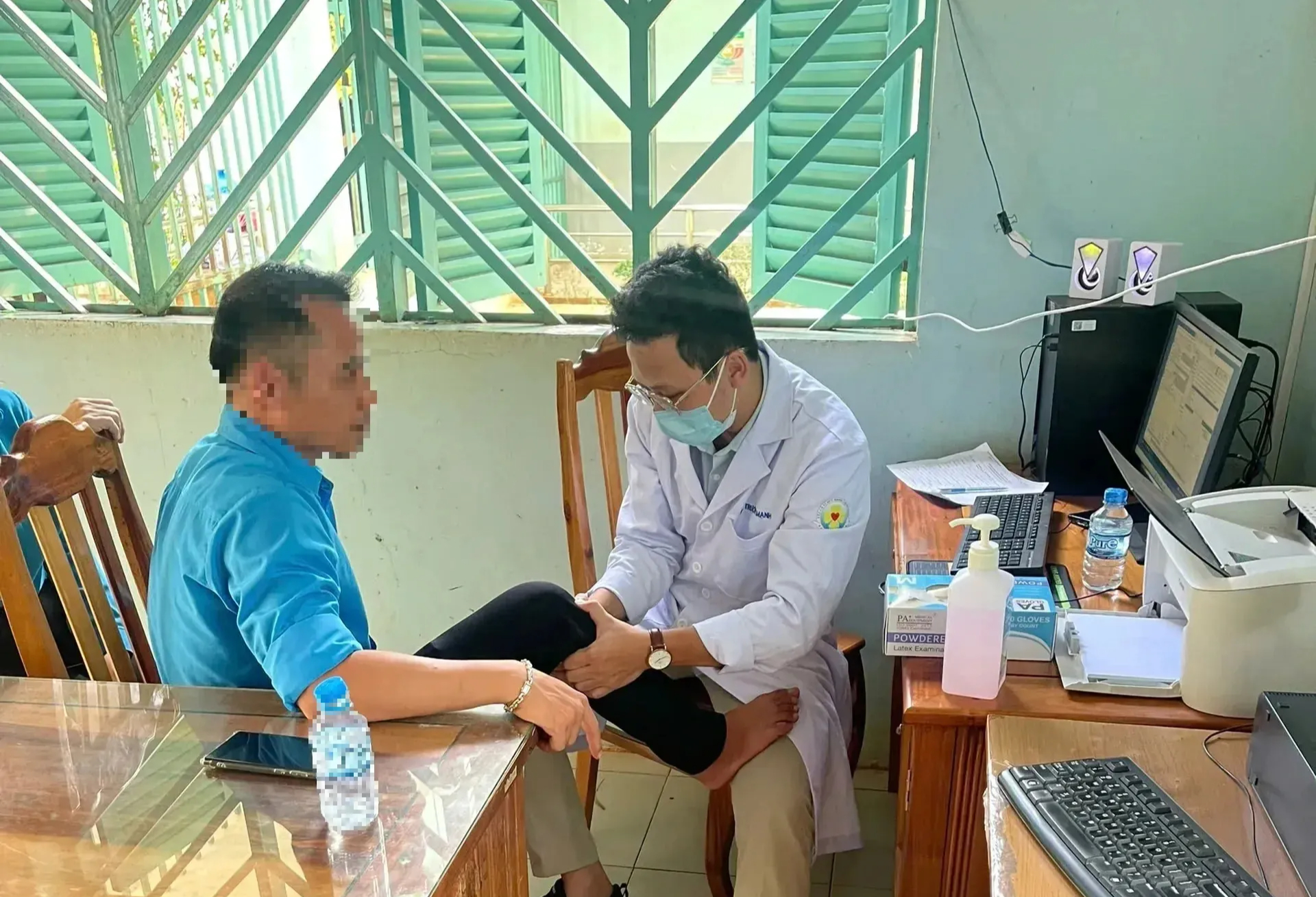 Luật cho khám bệnh tại nhà, vì sao bảo hiểm y tế chưa thể chi trả? - Ảnh 1.