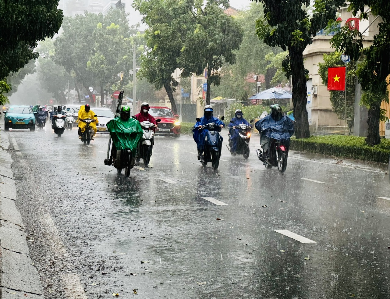 TP.HCM và Nam bộ xuất hiện mưa lớn giải nhiệt sau nhiều ngày nắng nóng - Ảnh 2.