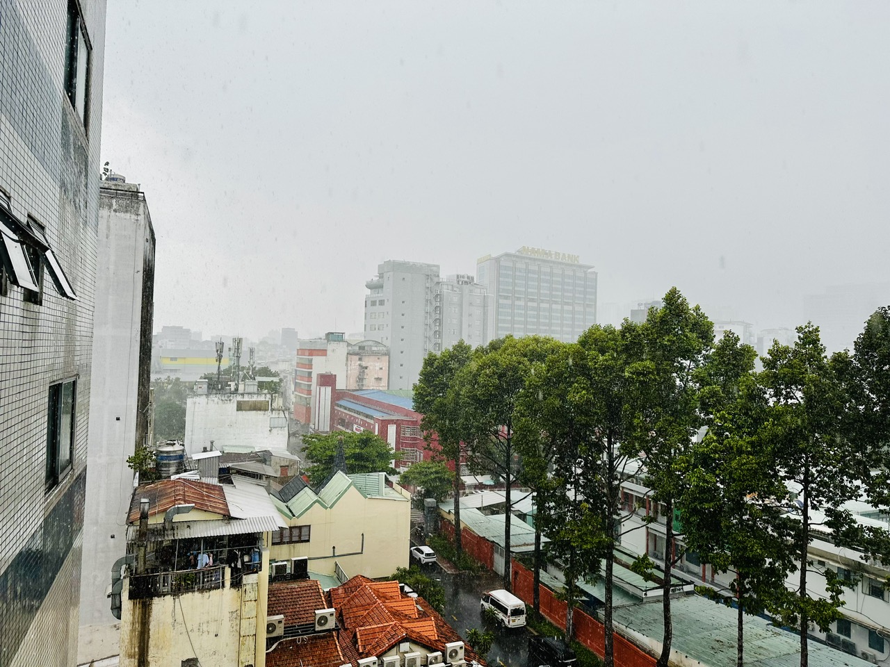 TP.HCM và Nam bộ xuất hiện mưa lớn giải nhiệt sau nhiều ngày nắng nóng - Ảnh 3.