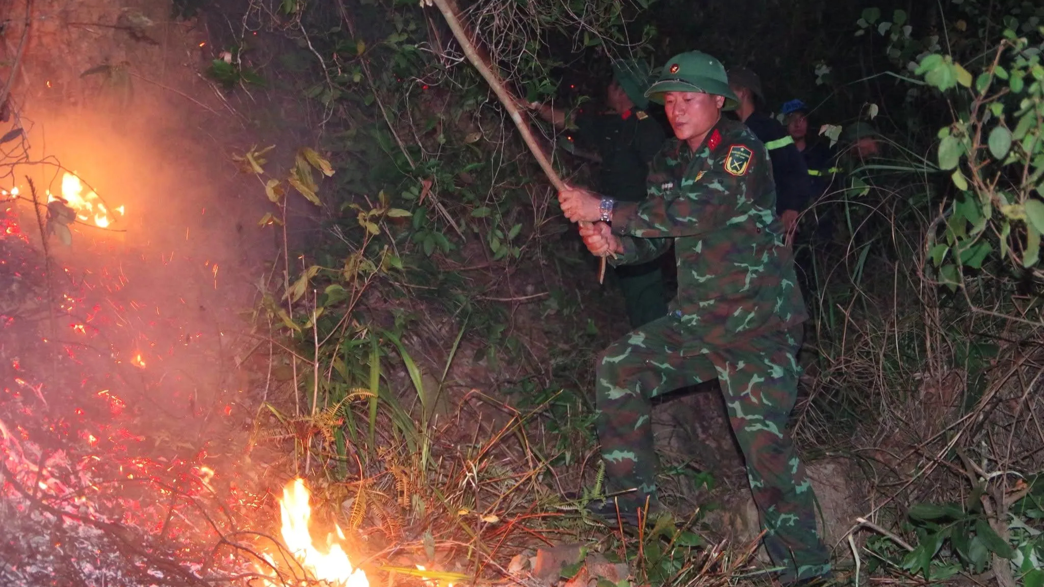 H&agrave;ng trăm người xuy&ecirc;n đ&ecirc;m chữa ch&aacute;y rừng - Ảnh 1.