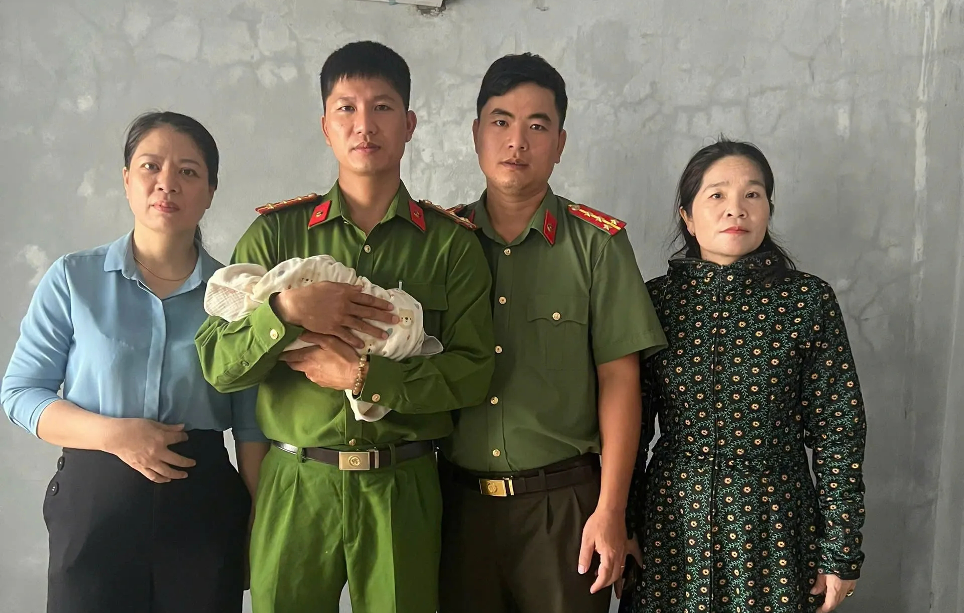 Bé sơ sinh bị bỏ rơi trước chùa, mẹ để lại thư: 'Em là sinh viên...'- Ảnh 1.