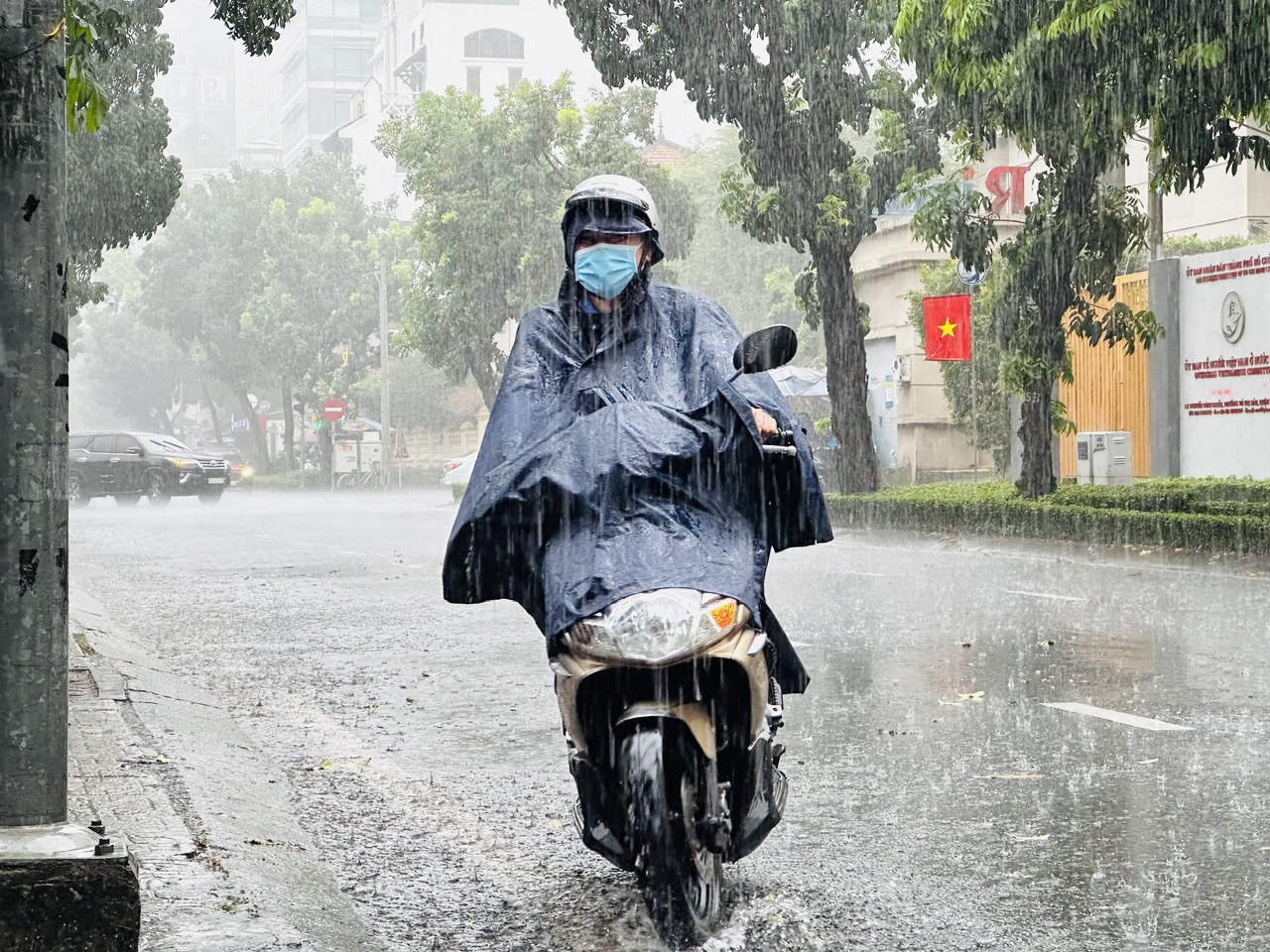 TP.HCM và Nam bộ xuất hiện mưa lớn giải nhiệt sau nhiều ngày nắng nóng - Ảnh 1.