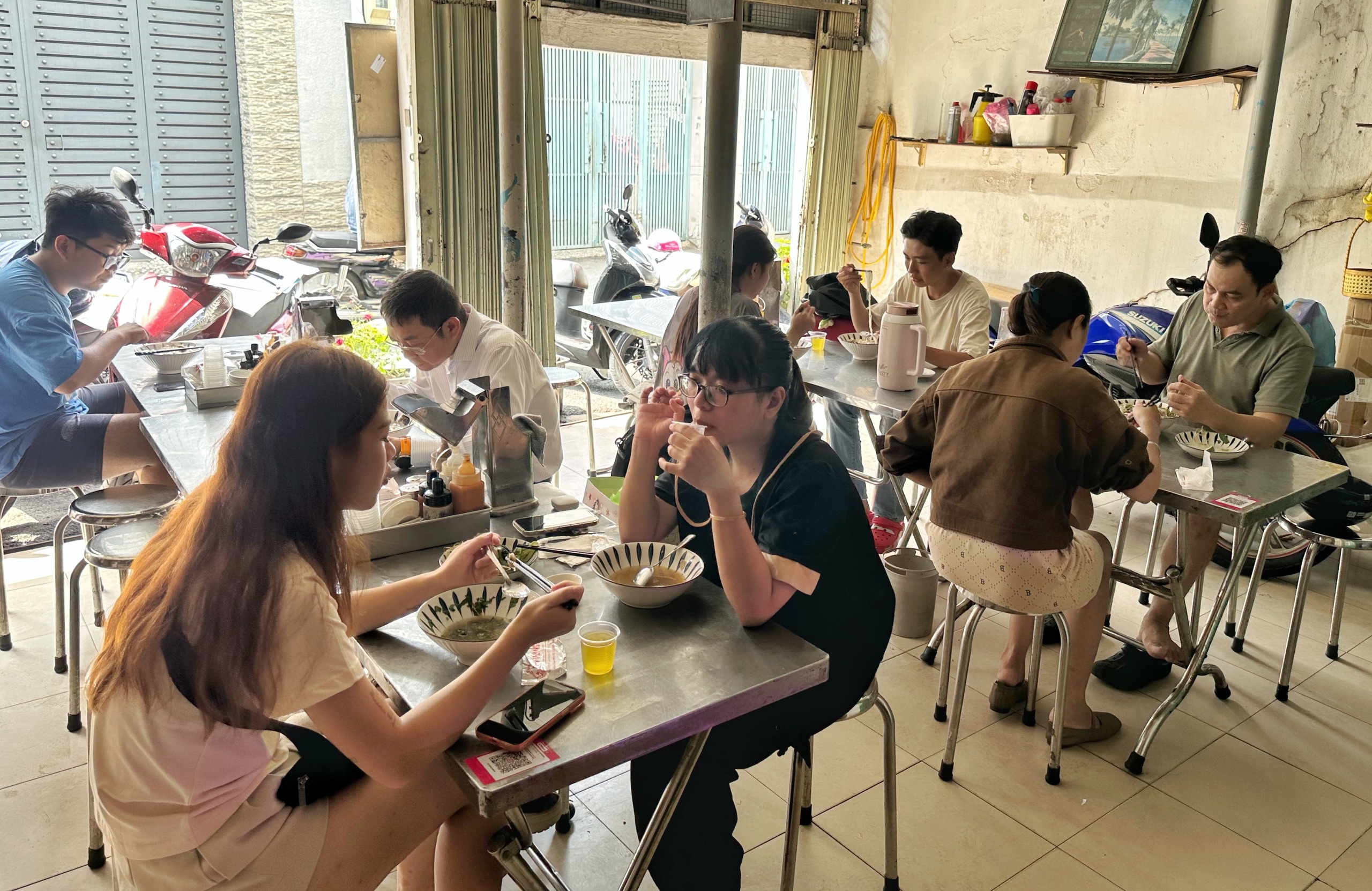 Qu&aacute;n ăn qu&ecirc; nh&agrave; ở TP.HCM sau khi l&ecirc;n B&aacute;o ThanhNi&ecirc;n: 'Đ&oacute;ng cửa sớm v&igrave;&hellip; qu&aacute; đ&ocirc;ng!' - Ảnh 4.