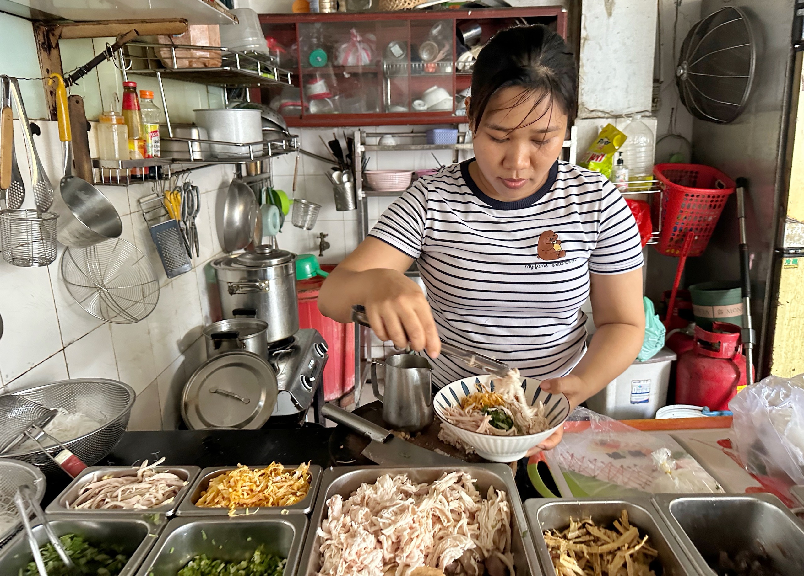 Qu&aacute;n ăn qu&ecirc; nh&agrave; ở TP.HCM sau khi l&ecirc;n B&aacute;o ThanhNi&ecirc;n: 'Đ&oacute;ng cửa sớm v&igrave;&hellip; qu&aacute; đ&ocirc;ng!' - Ảnh 2.