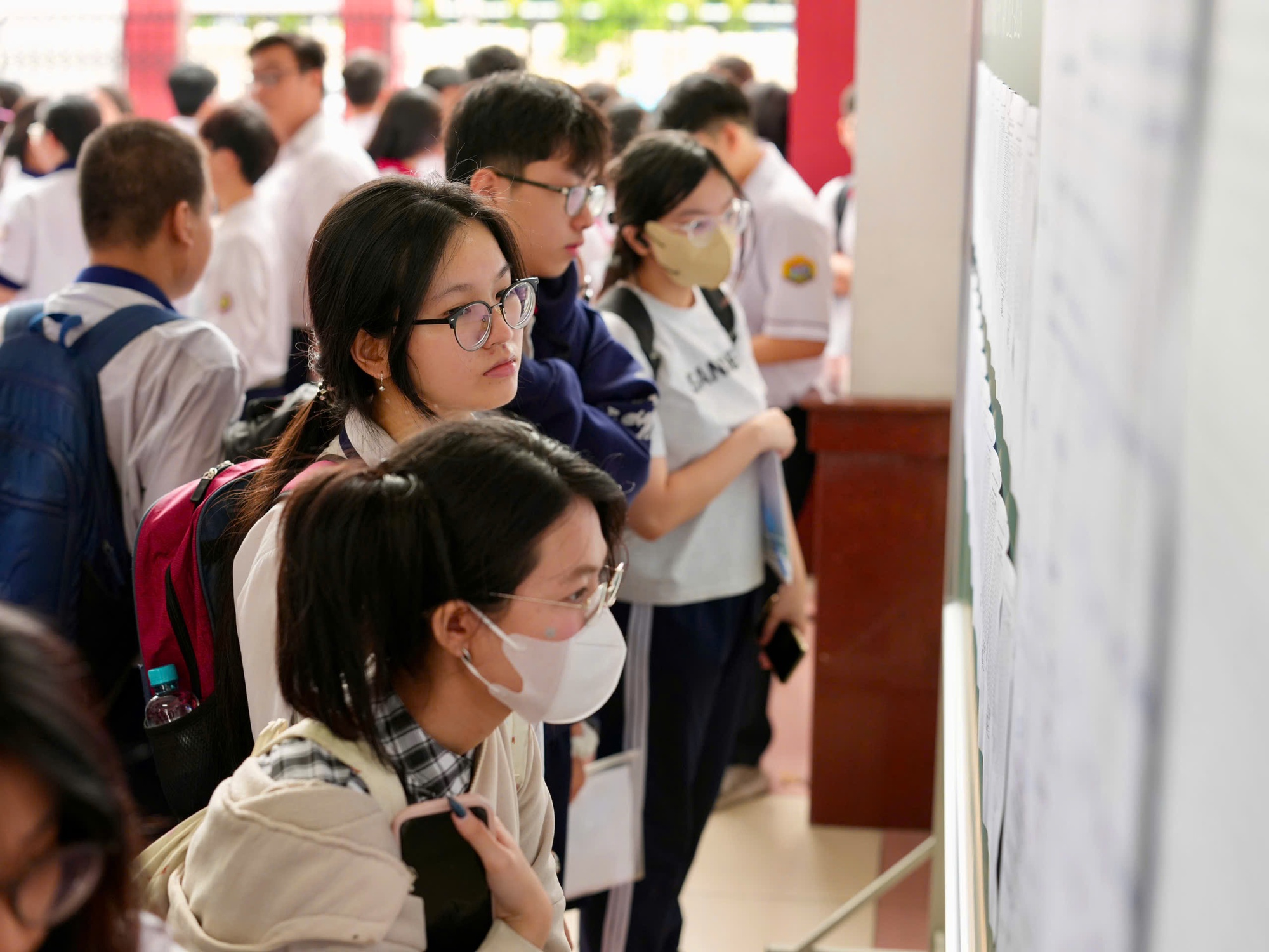 Chấm thi tốt nghiệp THPT m&ocirc;n văn theo rubric, điểm ph&acirc;n h&oacute;a thế n&agrave;o? - Ảnh 1.