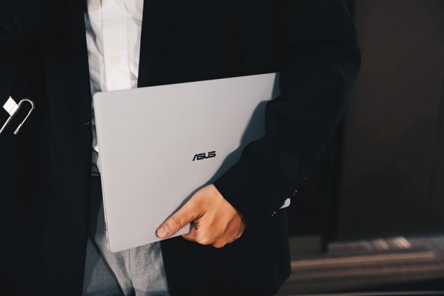 Điện thoại &lsquo;Ultra&rsquo; đ&atilde; qu&aacute; quen thuộc, vậy laptop &lsquo;Ultra&rsquo; sẽ như thế n&agrave;o? - Ảnh 2.