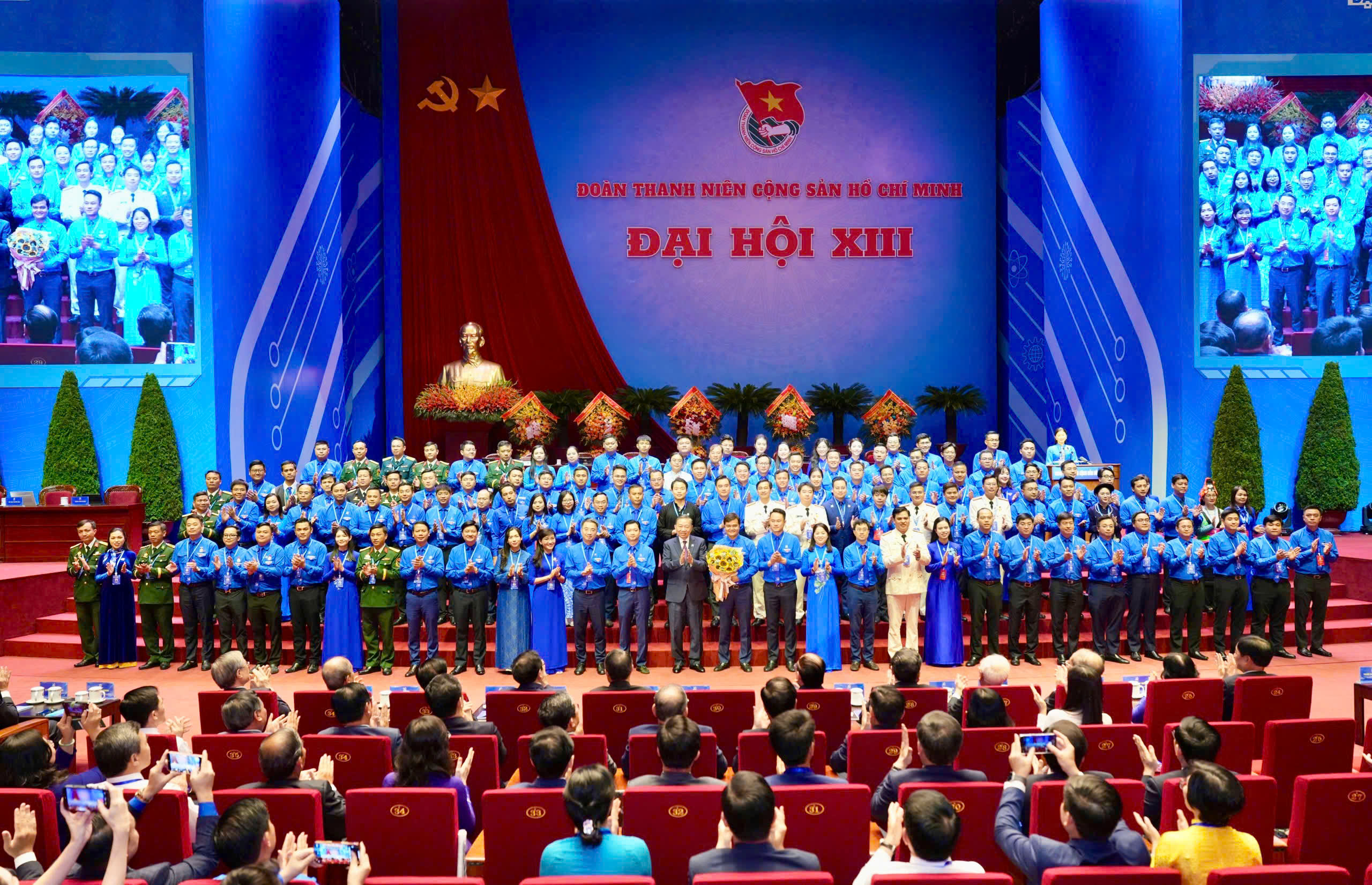 Ban Chấp h&agrave;nh Trung ương Đo&agrave;n kh&oacute;a XIII ra mắt đại hội - Ảnh 1.